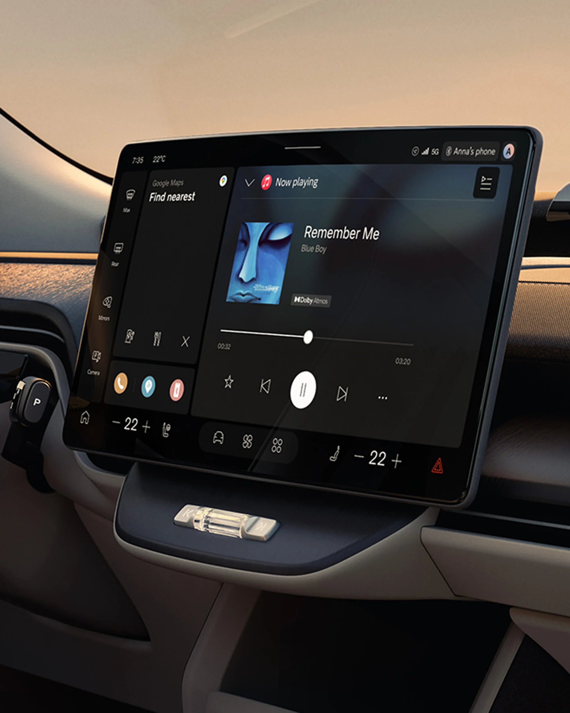 Центральный дисплей Volvo EX60, направленный в сторону водителя, с обложкой альбома и элементами управления мультимедиа.