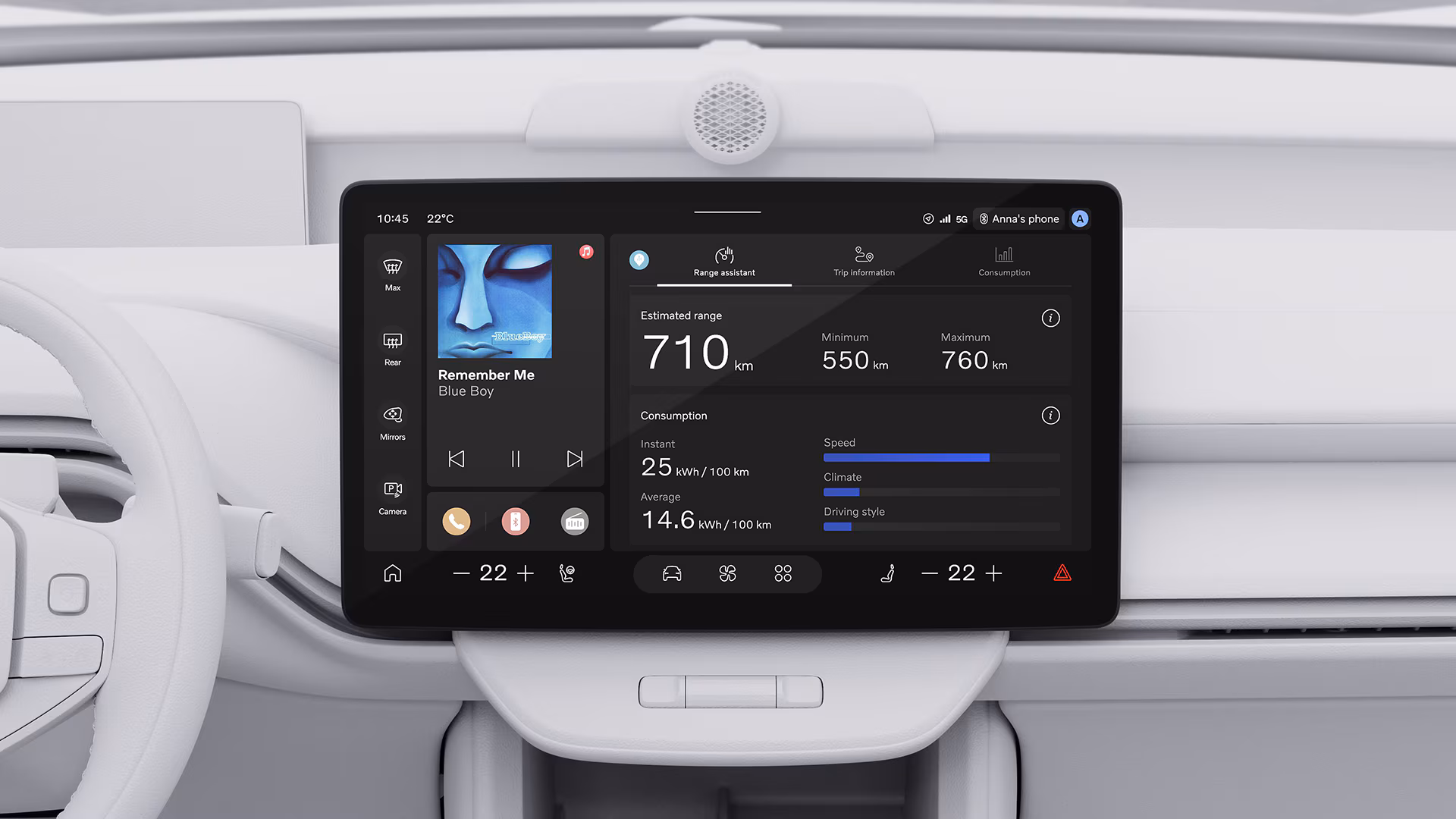 Крупный план центрального сенсорного дисплея автомобиля Volvo, на котором отображается запас хода, потребление энергии, климат-контроль и информация о подключенном телефоне.