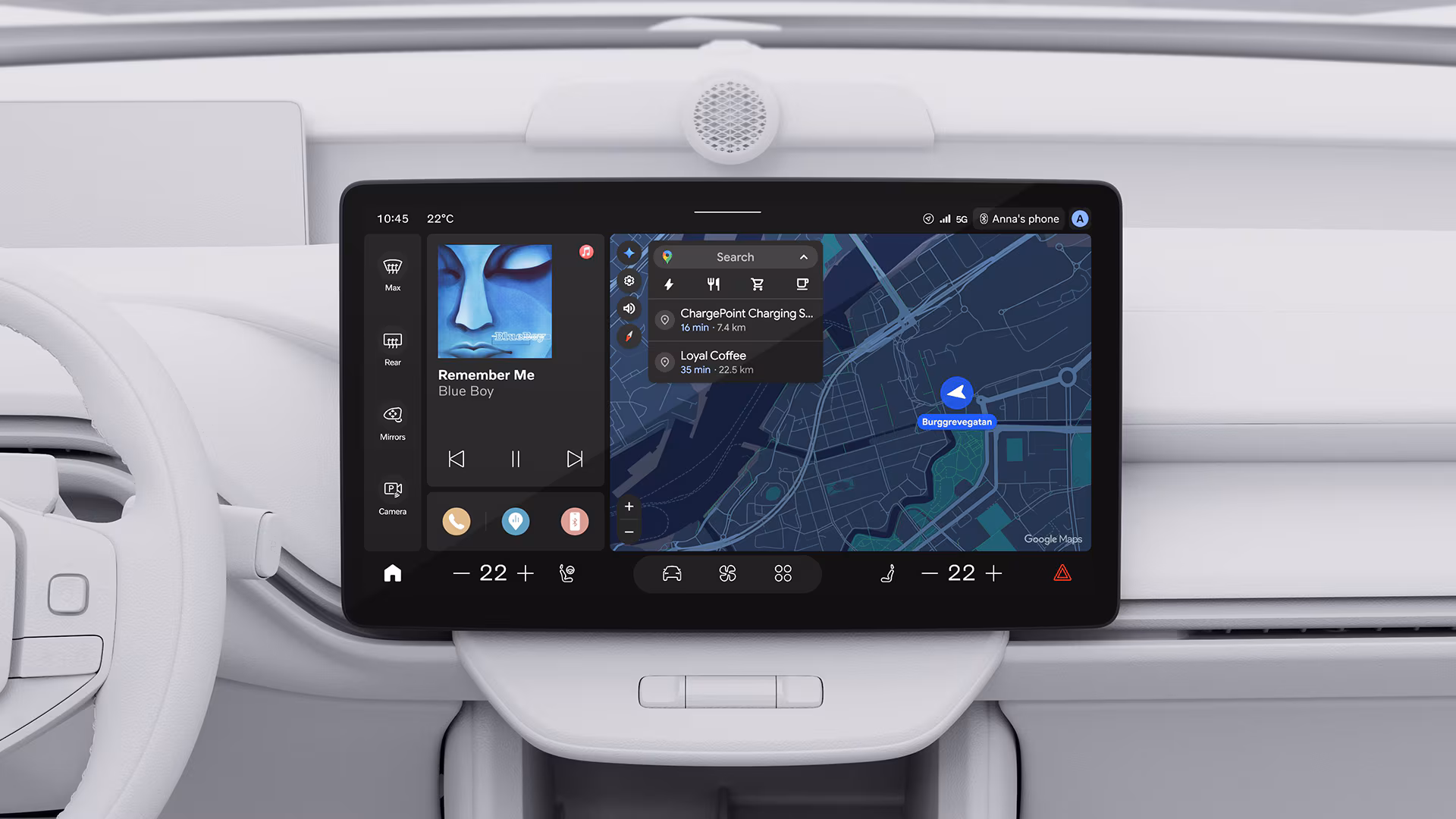 Крупный план центрального сенсорного дисплея Volvo, на котором отображаются навигационные указания, климат-контроль и функции автомобиля.