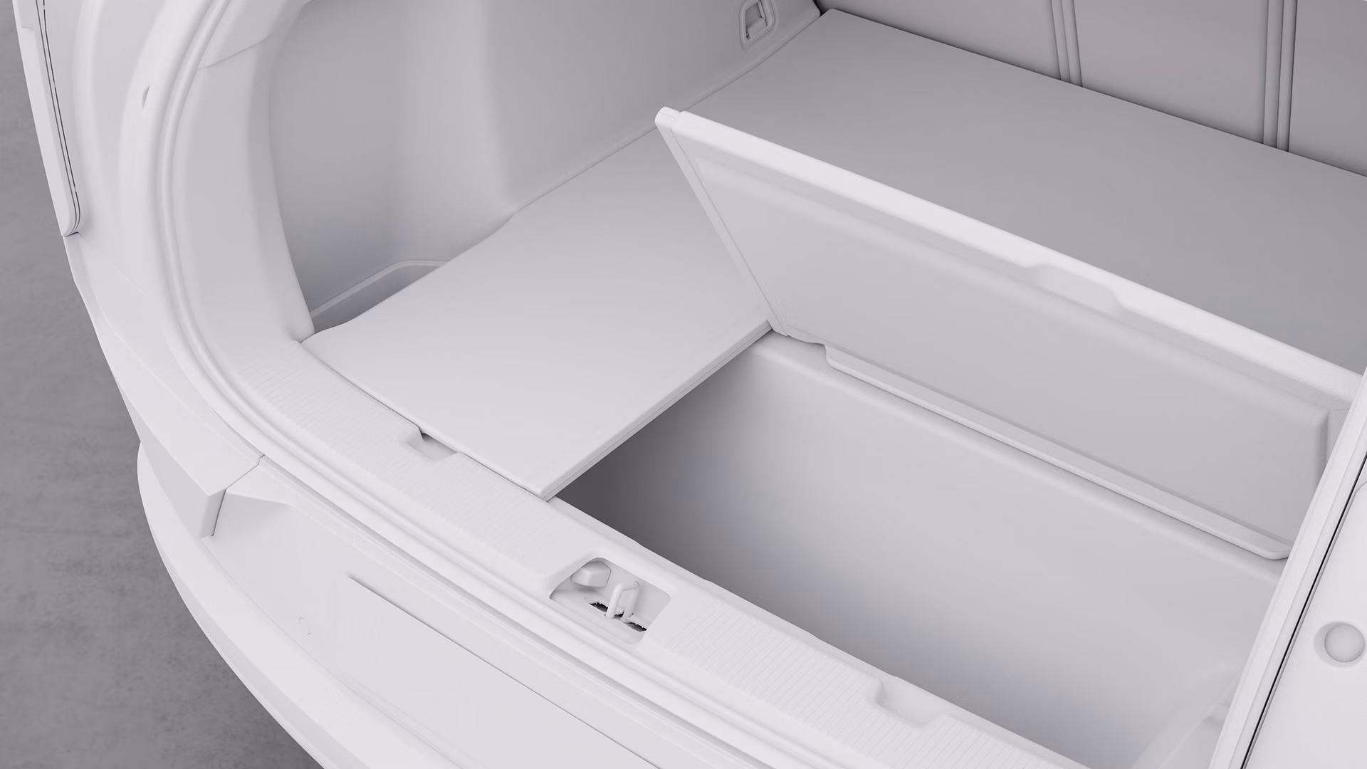 Открытый багажник автомобиля Volvo с местом для хранения под полом.