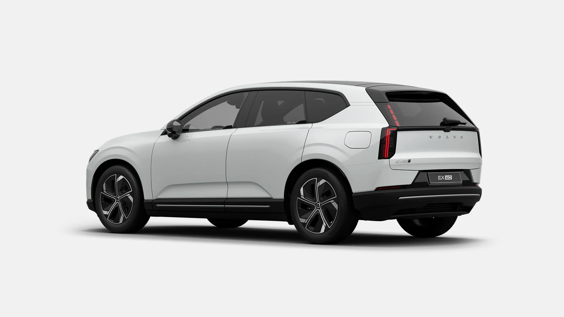 Вид сзади и сбоку на белый внедорожник Volvo EX90, подчеркивающий его современный дизайн и характерные задние фонари.