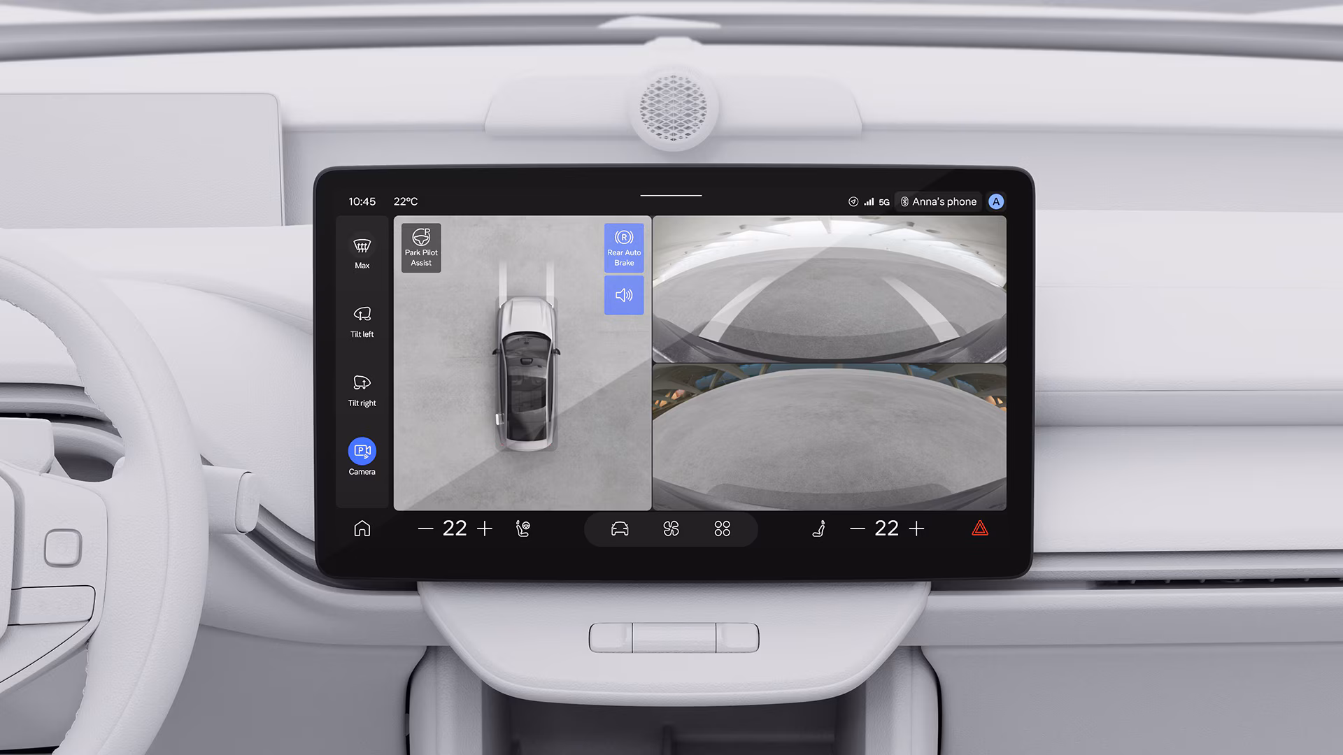 Салон автомобиля Volvo с центральным сенсорным экраном с функцией Park Pilot Assist и 360-градусной камерой помощи при парковке.