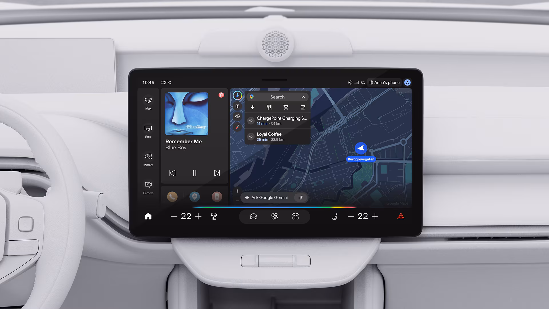 Крупный план центрального сенсорного экрана автомобиля Volvo, на котором отображается навигация с картой, элементы управления музыкой и настройки климат-контроля.