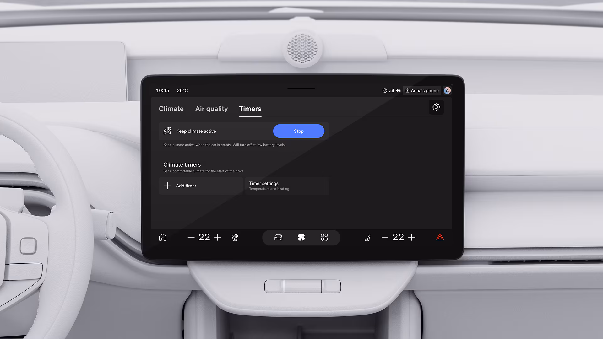 Крупный план центрального сенсорного экрана автомобиля Volvo, на котором отображаются настройки климат-контроля и таймера, включая параметры поддержания климата и регулировки температуры.