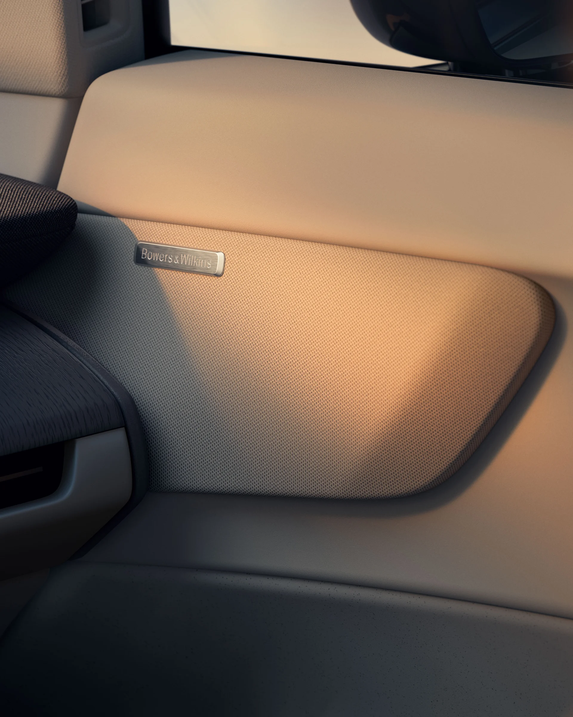 Детальный вид встроенного дверного динамика Bowers & Wilkins в Volvo EX60 с окружающими текстурами и отделкой. 
