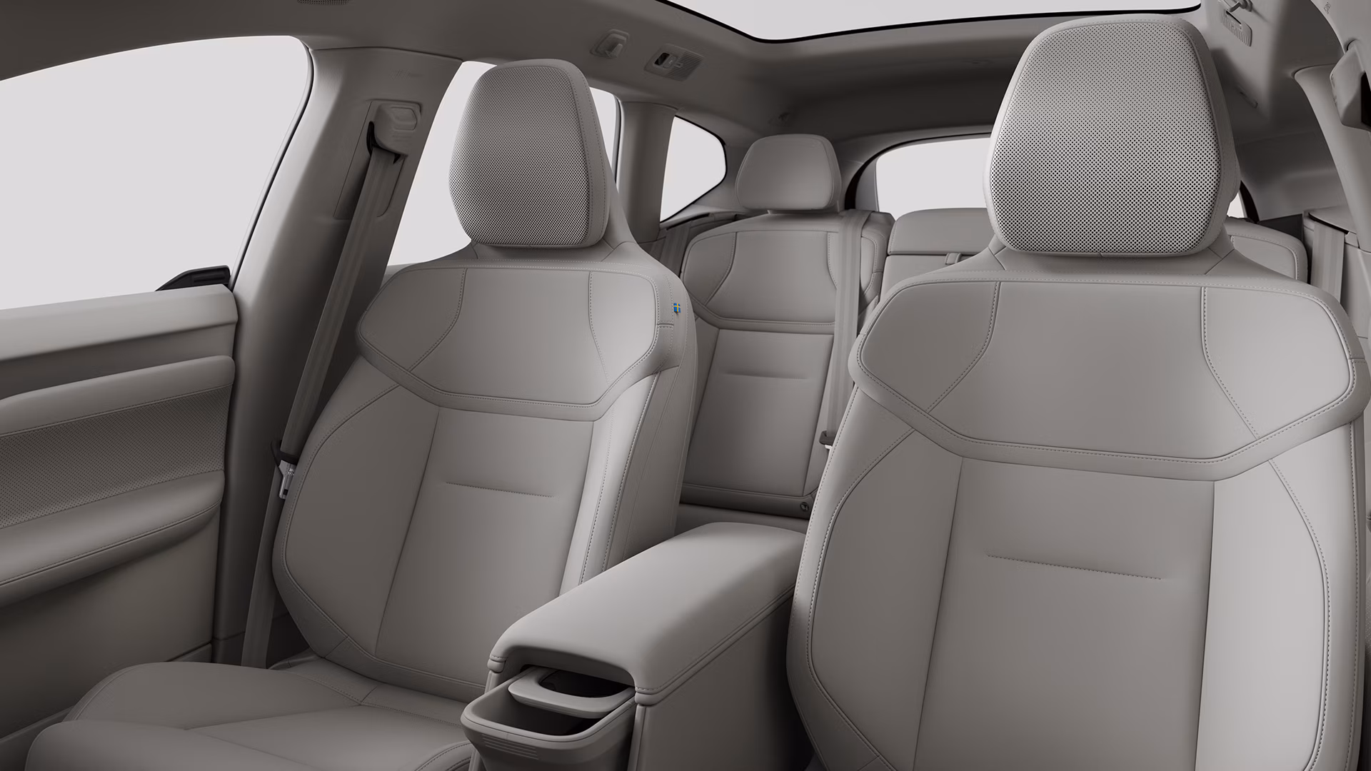 Вид изнутри автомобиля Volvo с современными светлыми сиденьями и просторным салоном.