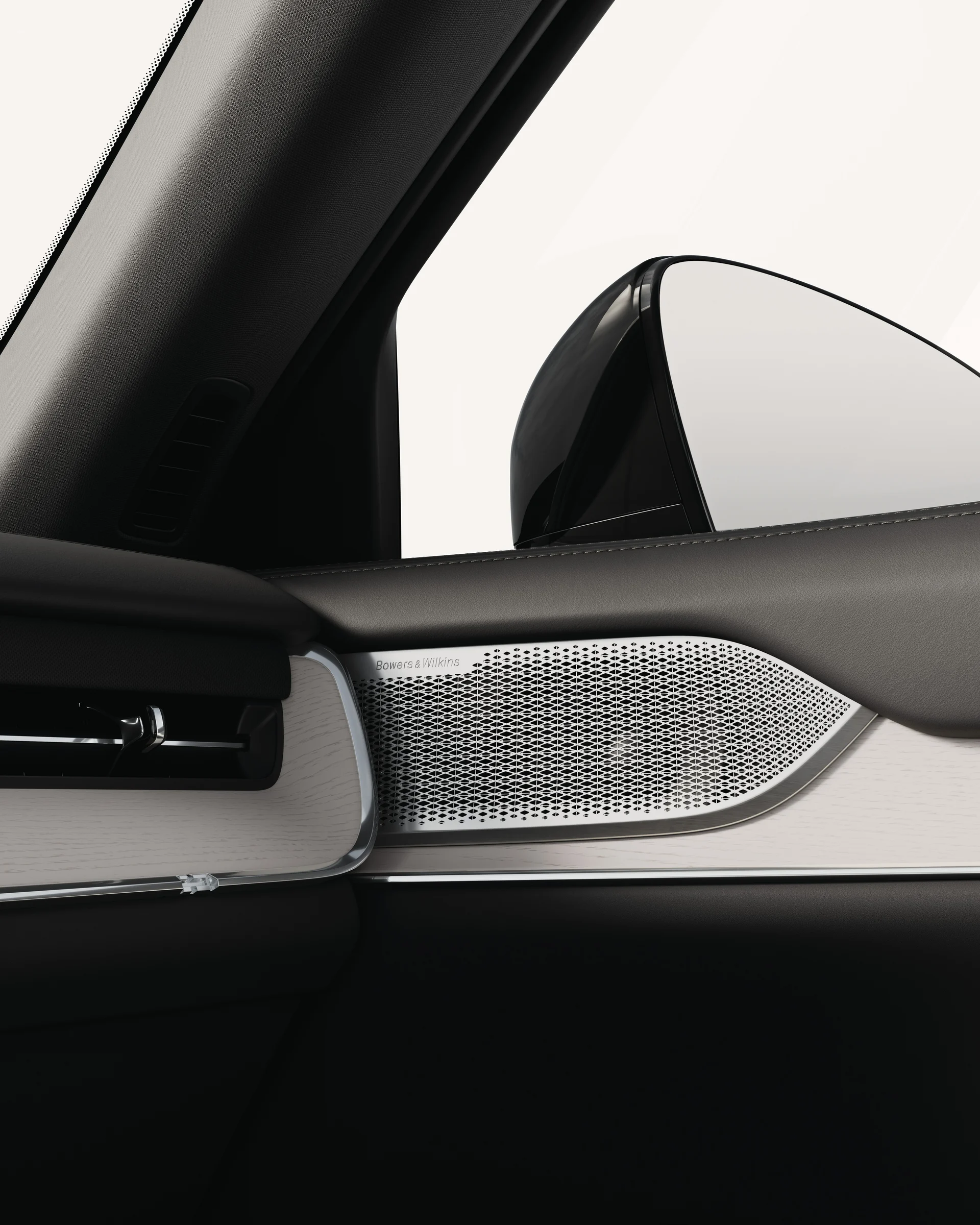 Динамик Bowers & Wilkins в Volvo EX90, встроенный в приборную панель.