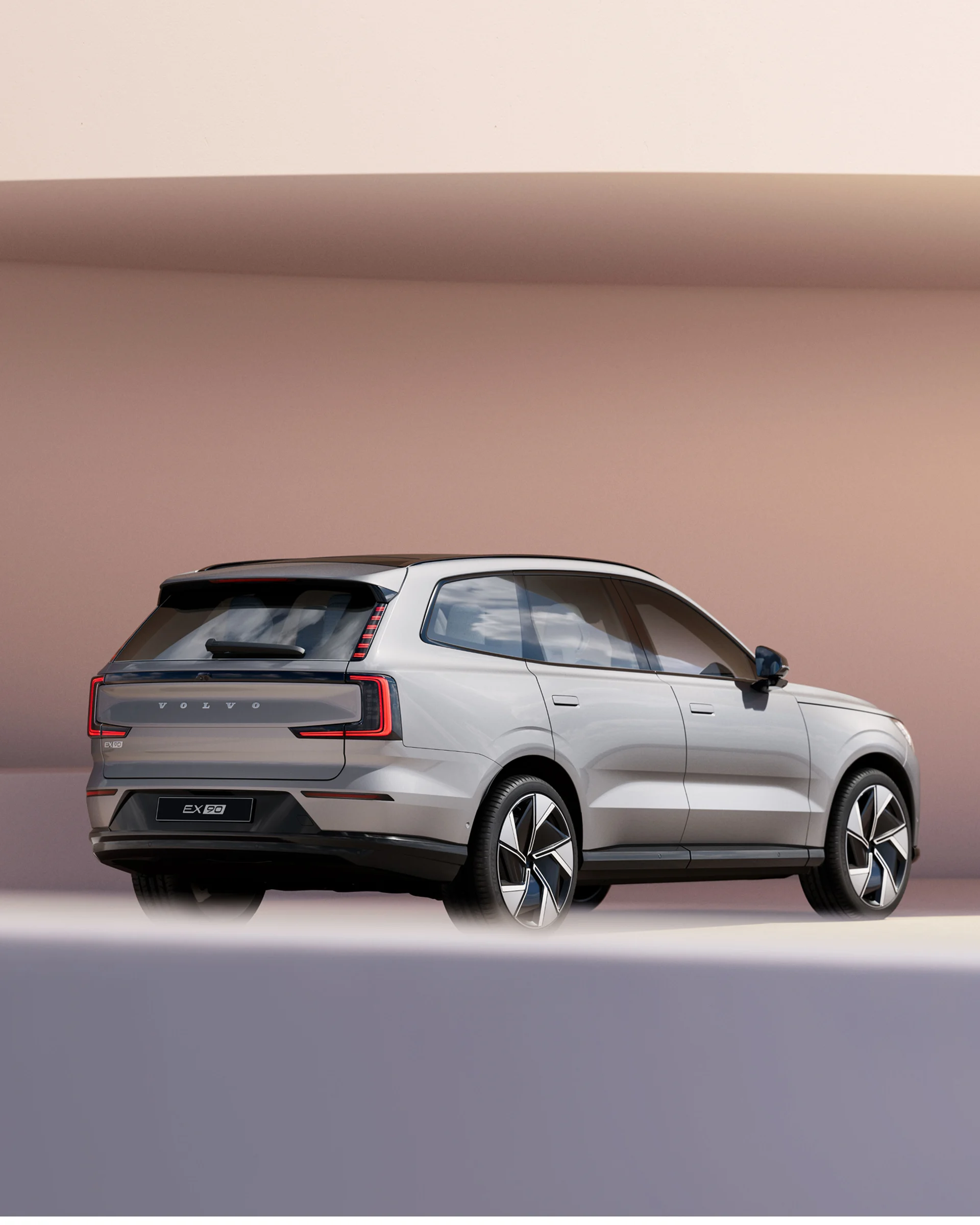 Вид сзади на автомобиль Volvo EX90 с обтекаемым хвостом.