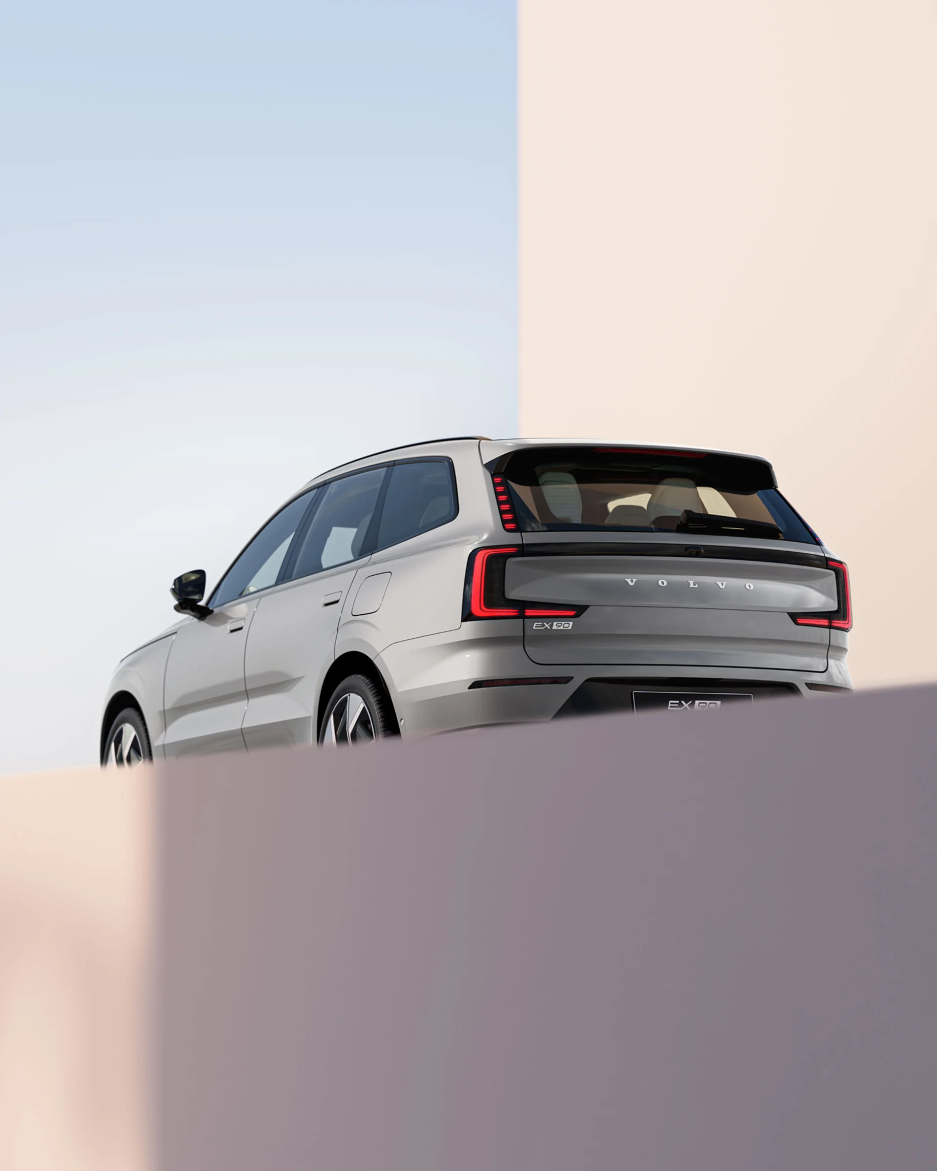 Вид сзади на полностью электрический Volvo EX90.