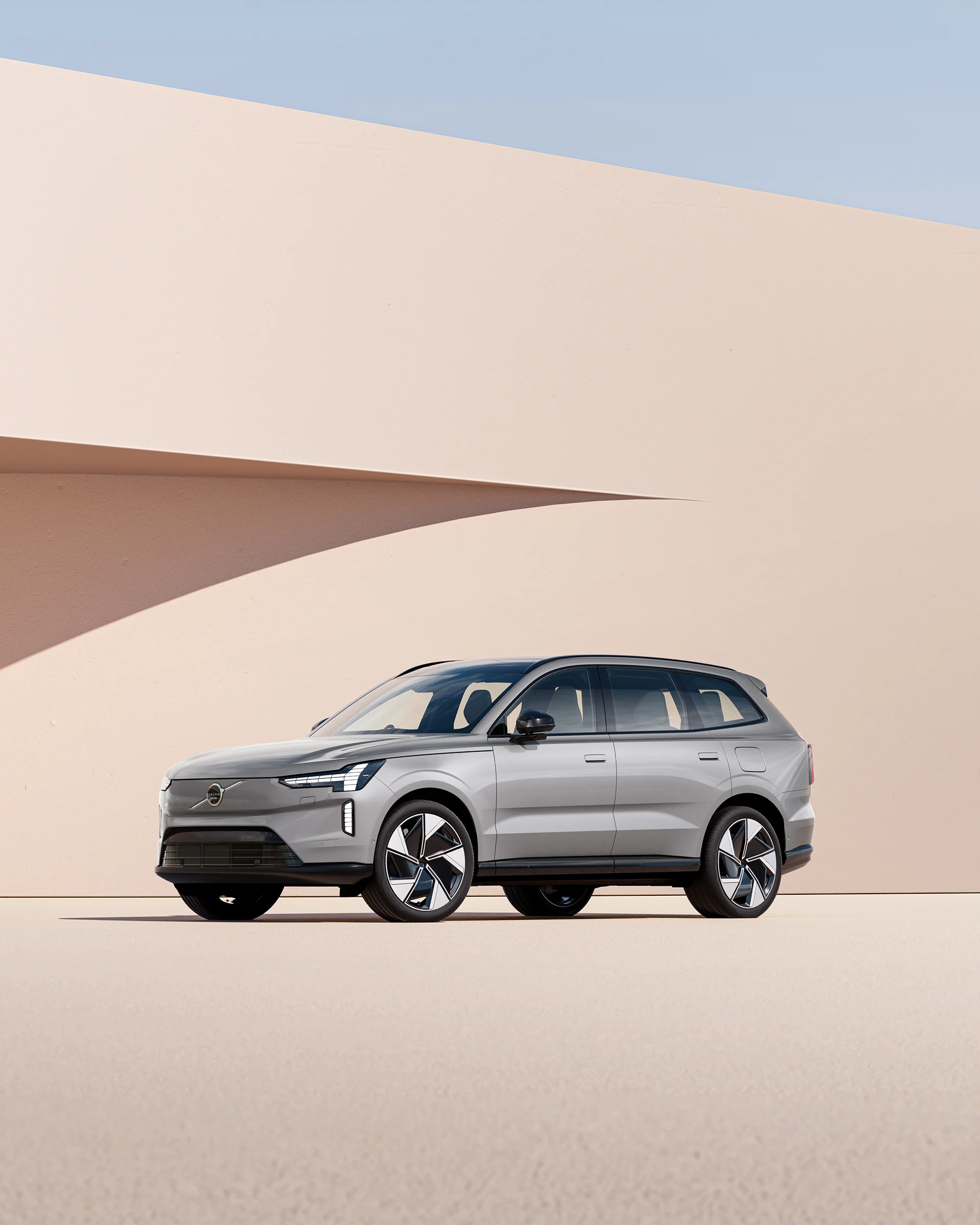 Вид спереди на полностью электрический Volvo EX90.