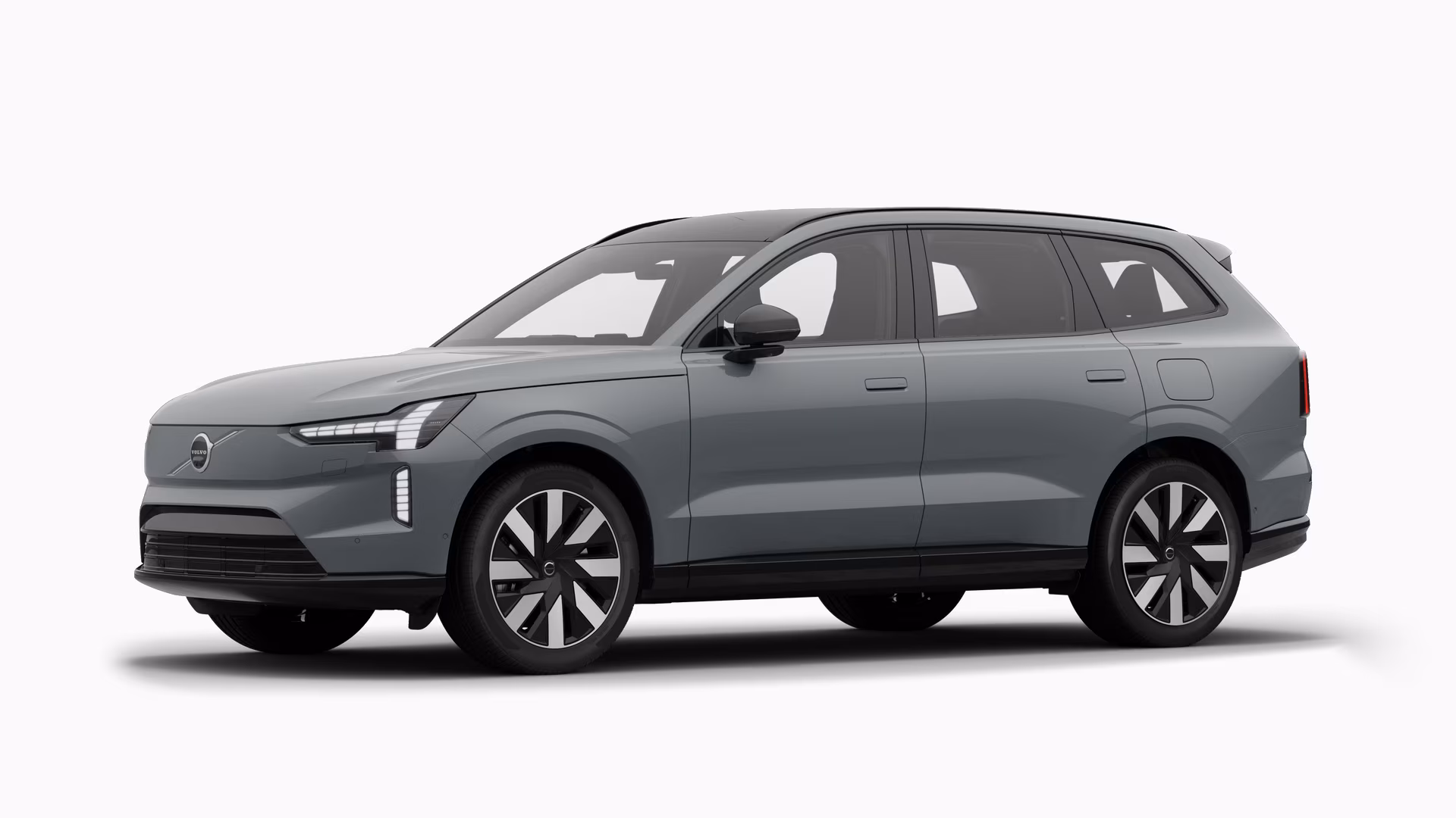 Экстерьер автомобиля Volvo в три четверти, однотонный студийный фон.