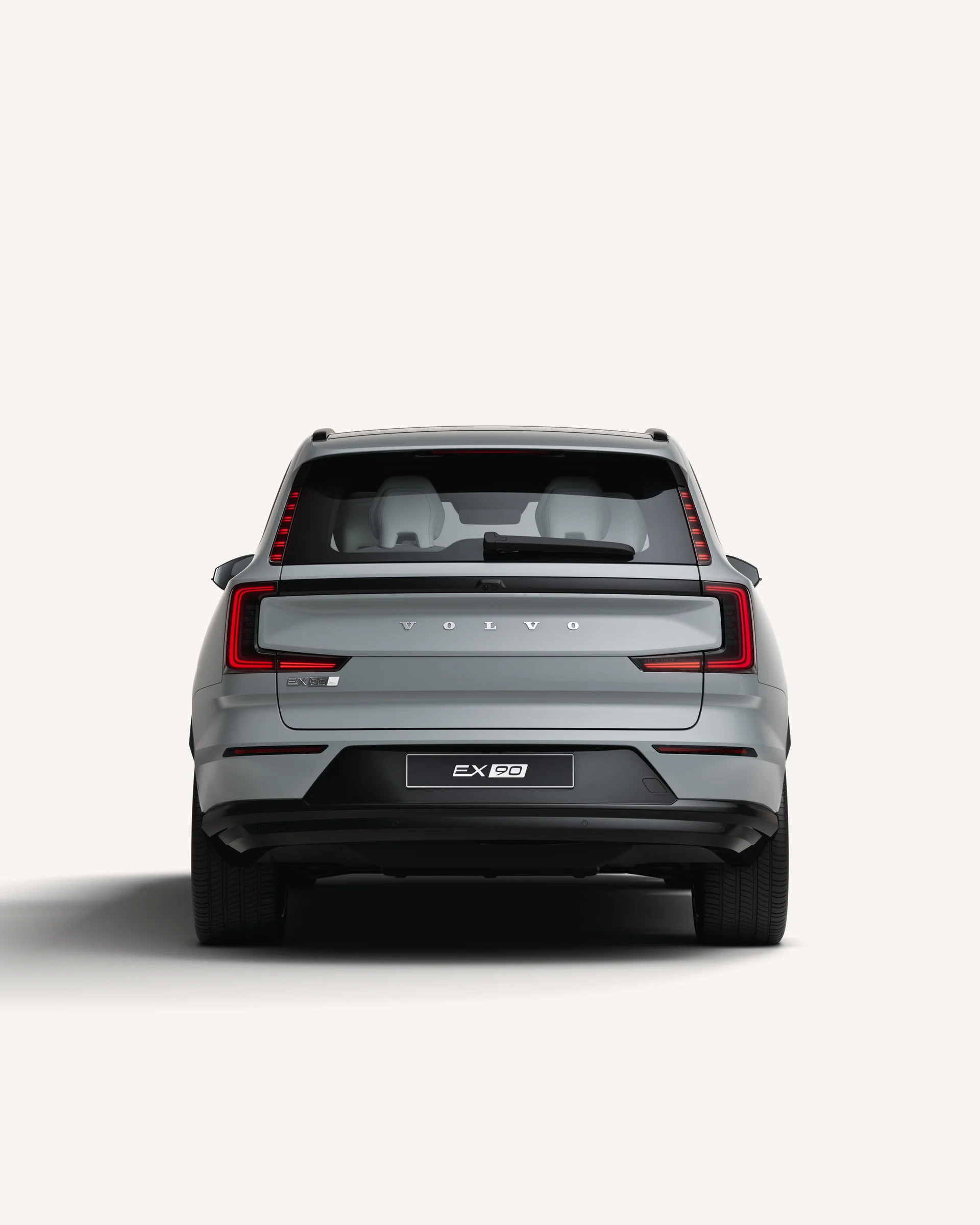 Вид сзади на Volvo EX90 в белой студии. 