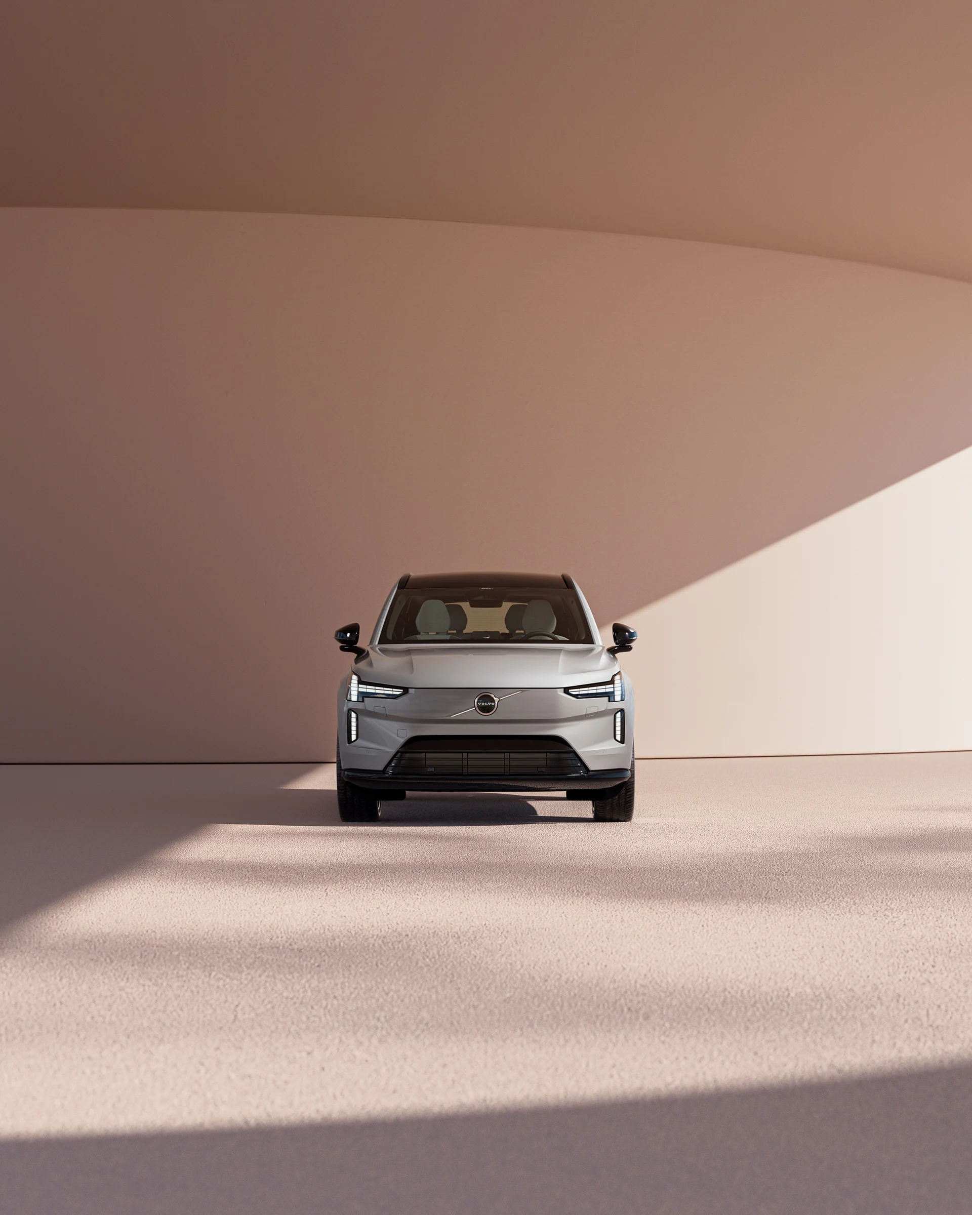 Вид спереди на Volvo EX90, передняя решетка радиатора и светодиодные фары.