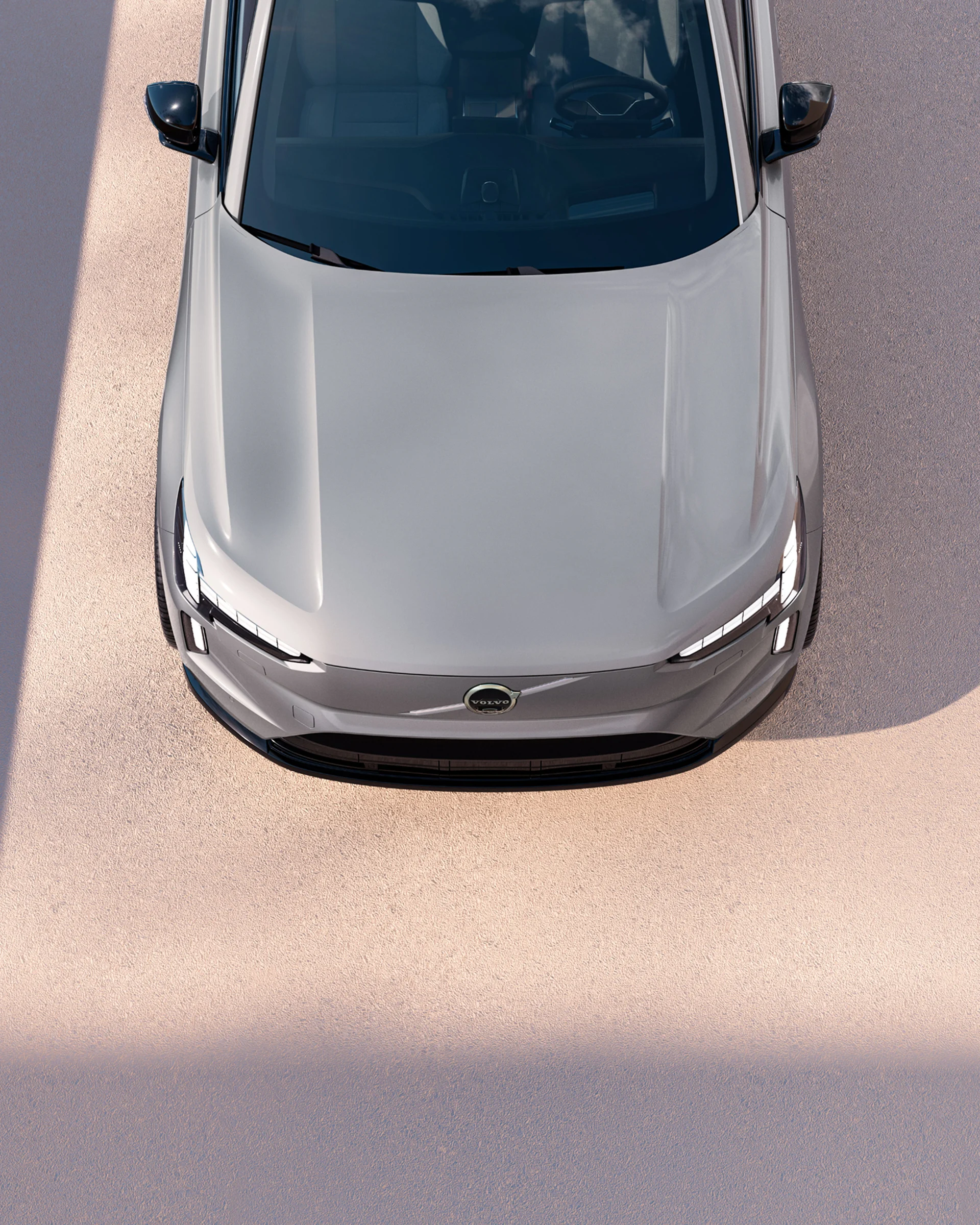 Закрытый капот Volvo EX90. Вид сверху.