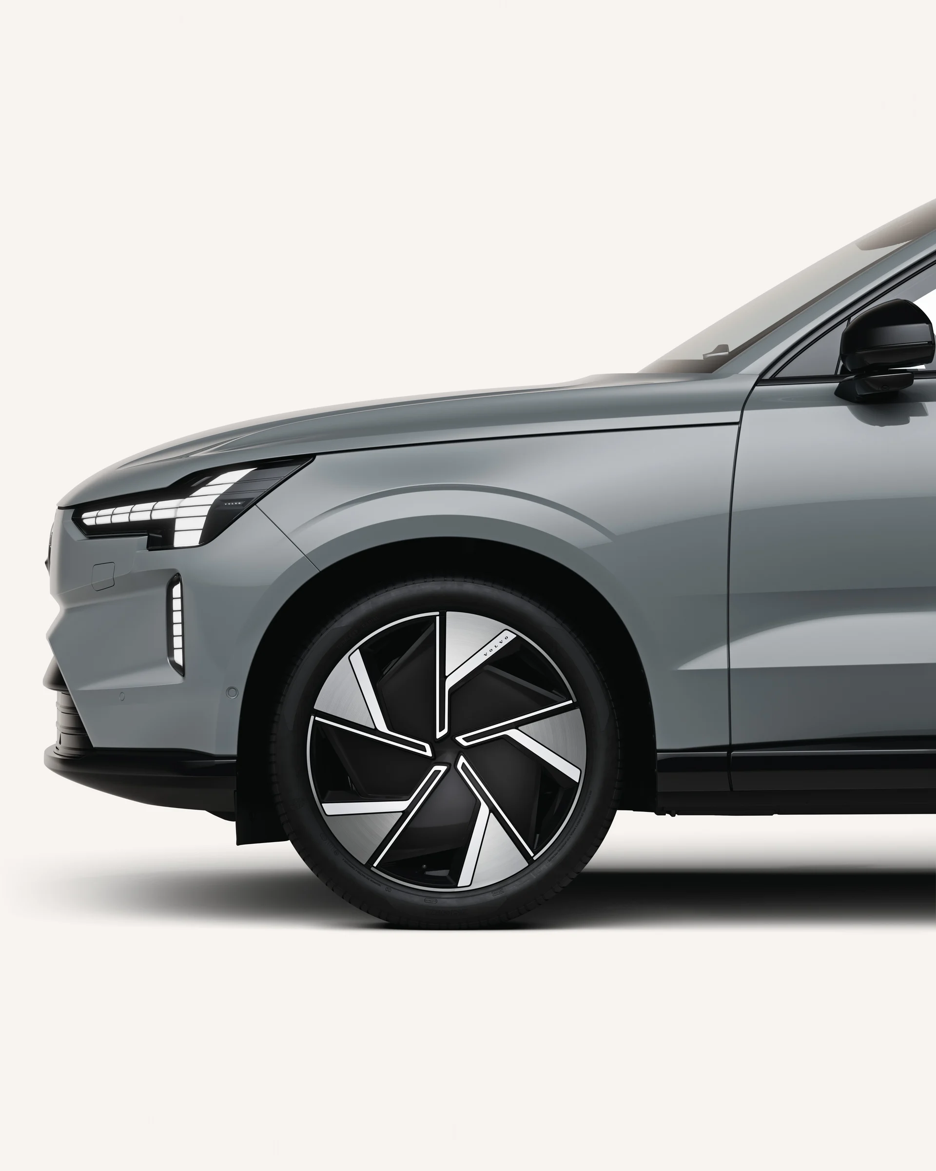 Передняя часть Volvo EX90 в белой студии. 