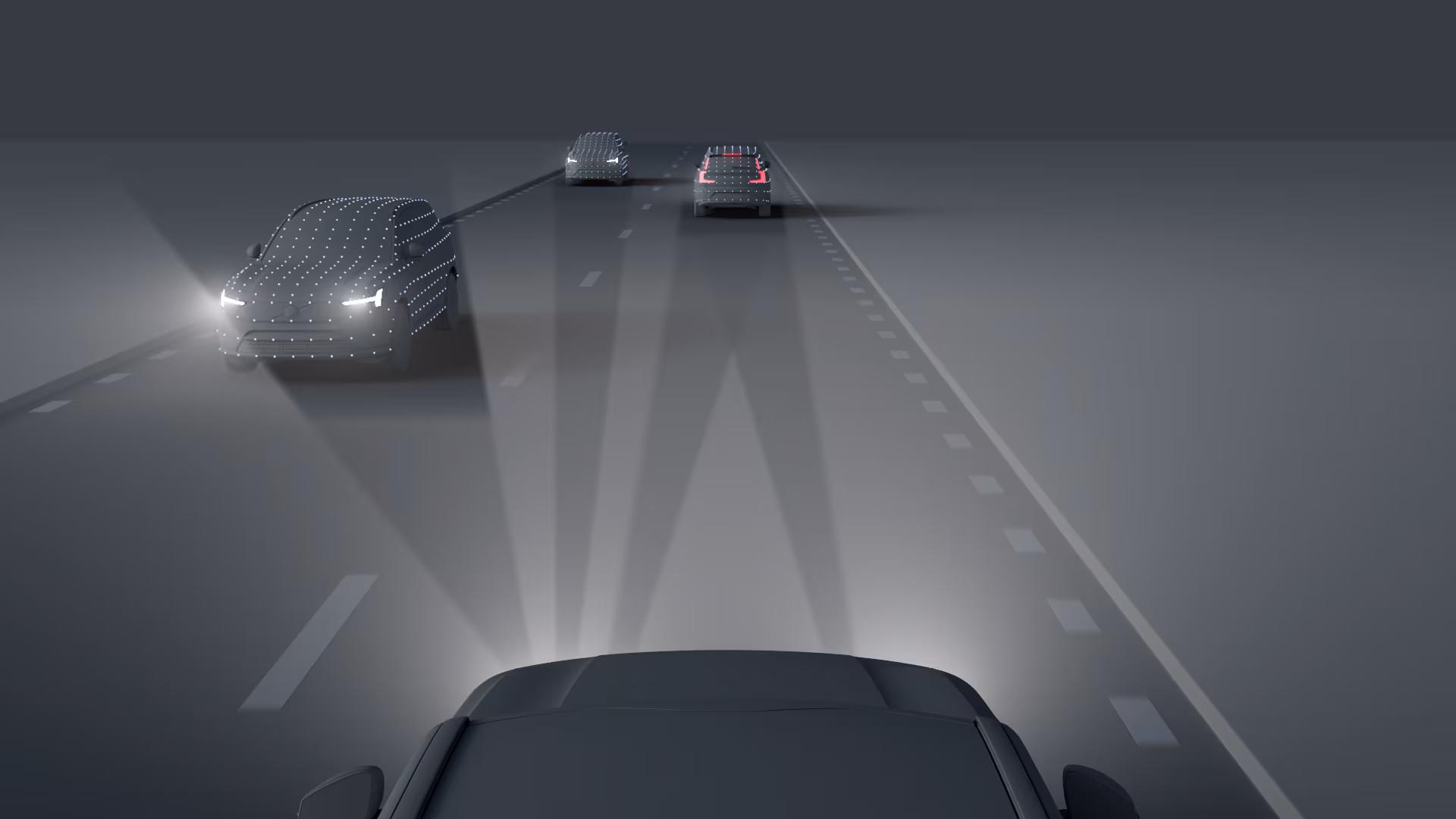 Иллюстрация автомобилей Volvo, движущихся по многополосной дороге в ночное время, с использованием передовых технологий фар для улучшения видимости и безопасности.