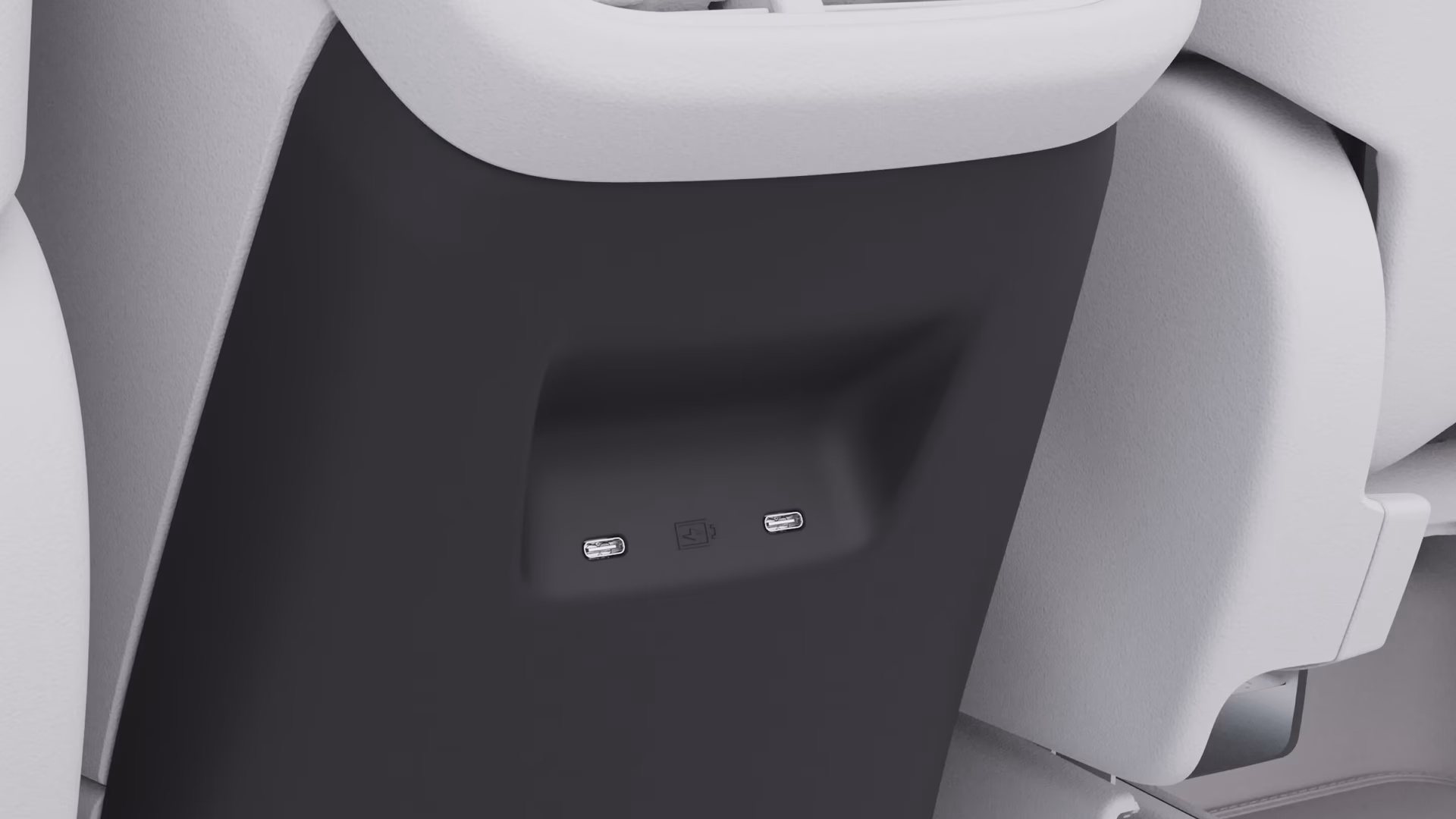 Крупный план двух зарядных портов USB-C, расположенных на задней части центральной консоли автомобиля Volvo.