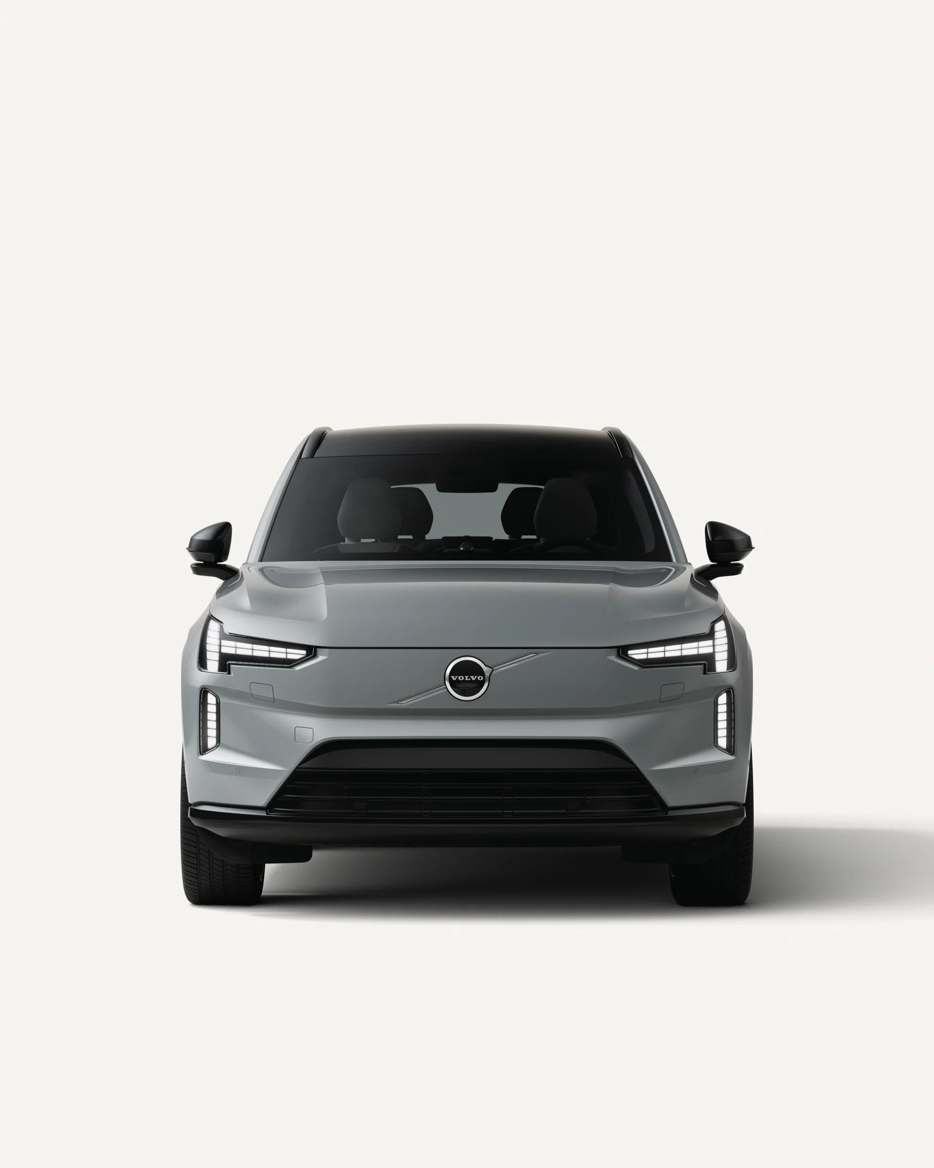 Вид спереди на Volvo EX90 в белой студии. 