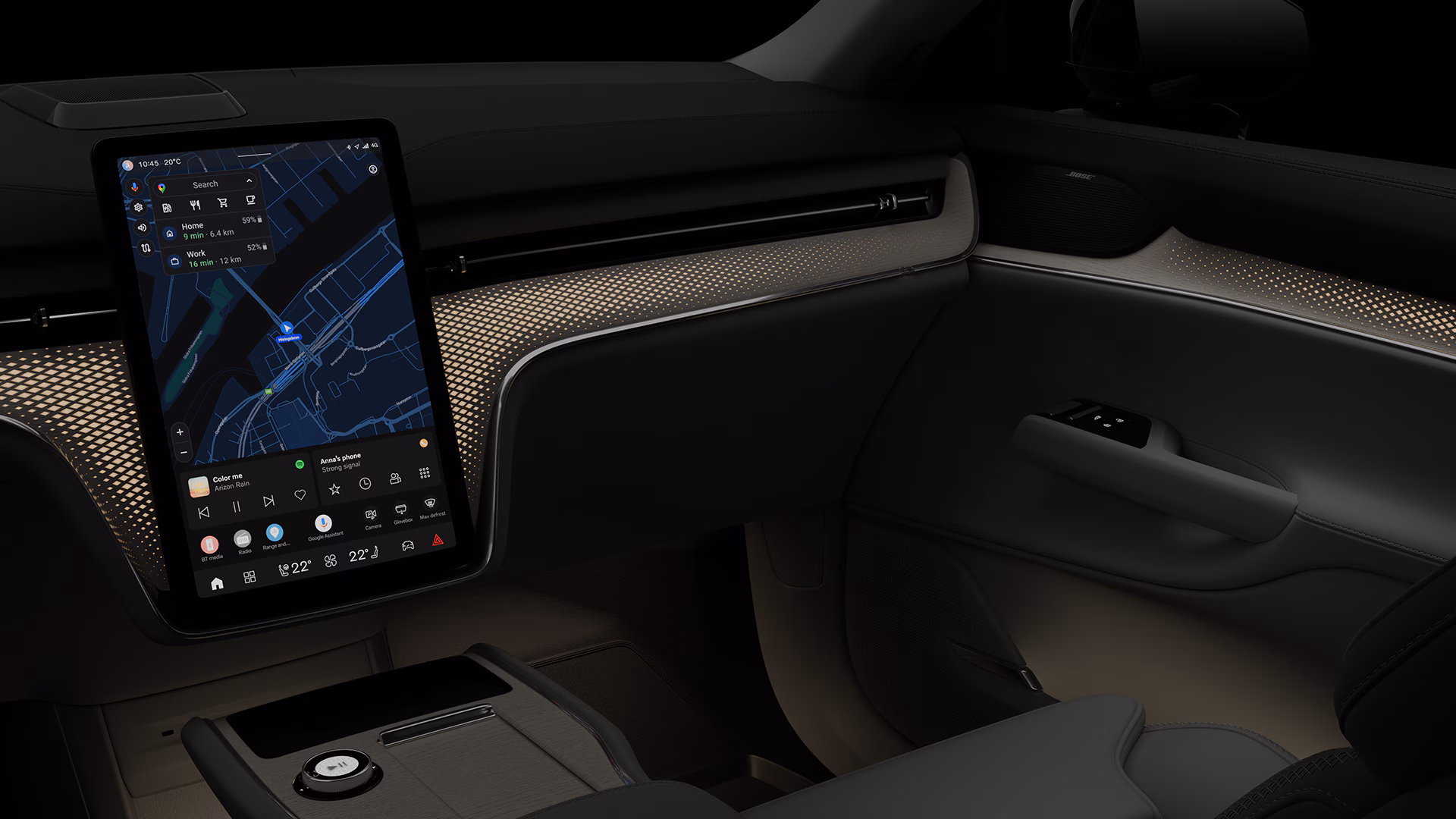 Салон автомобиля Volvo с большим центральным сенсорным дисплеем с навигацией и внешней подсветкой на приборной панели.