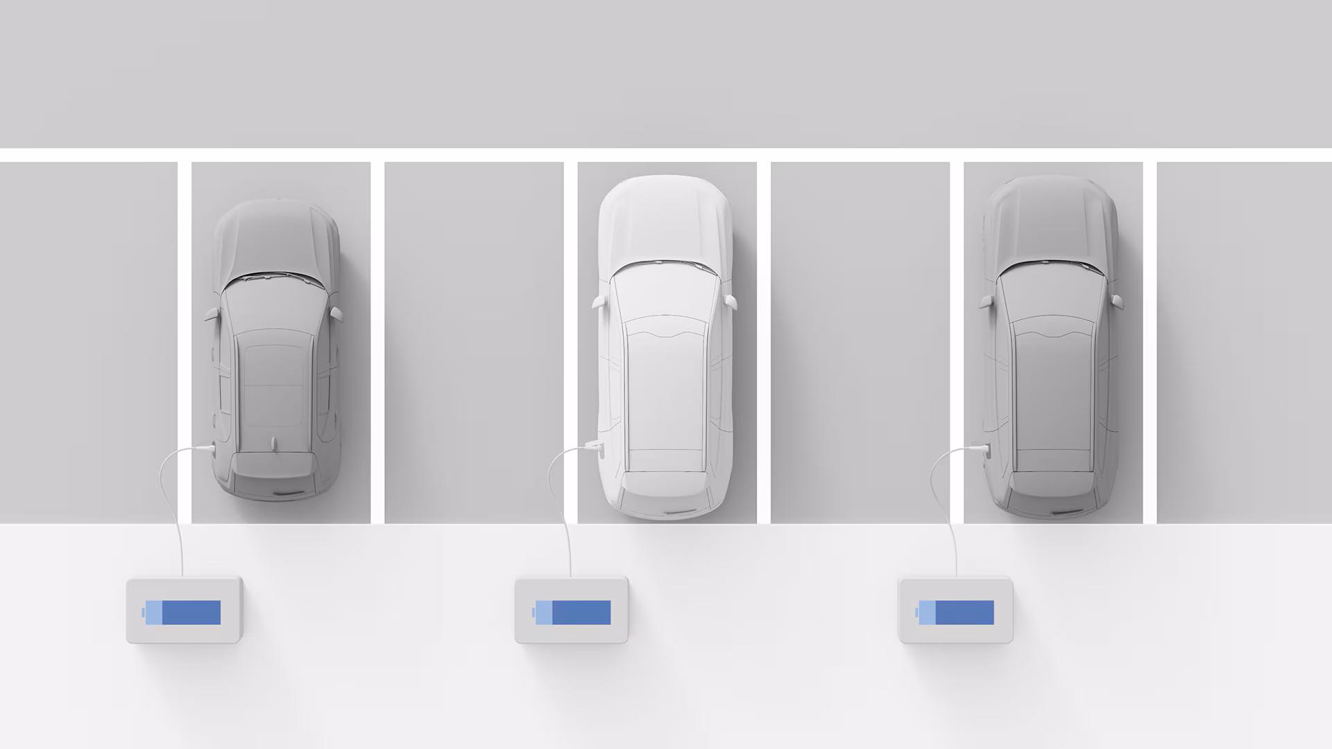 Вид сверху на три припаркованных в ряд автомобиля Volvo, каждый из которых подключен к электрозарядной станции, отображающей уровень заряда батареи.