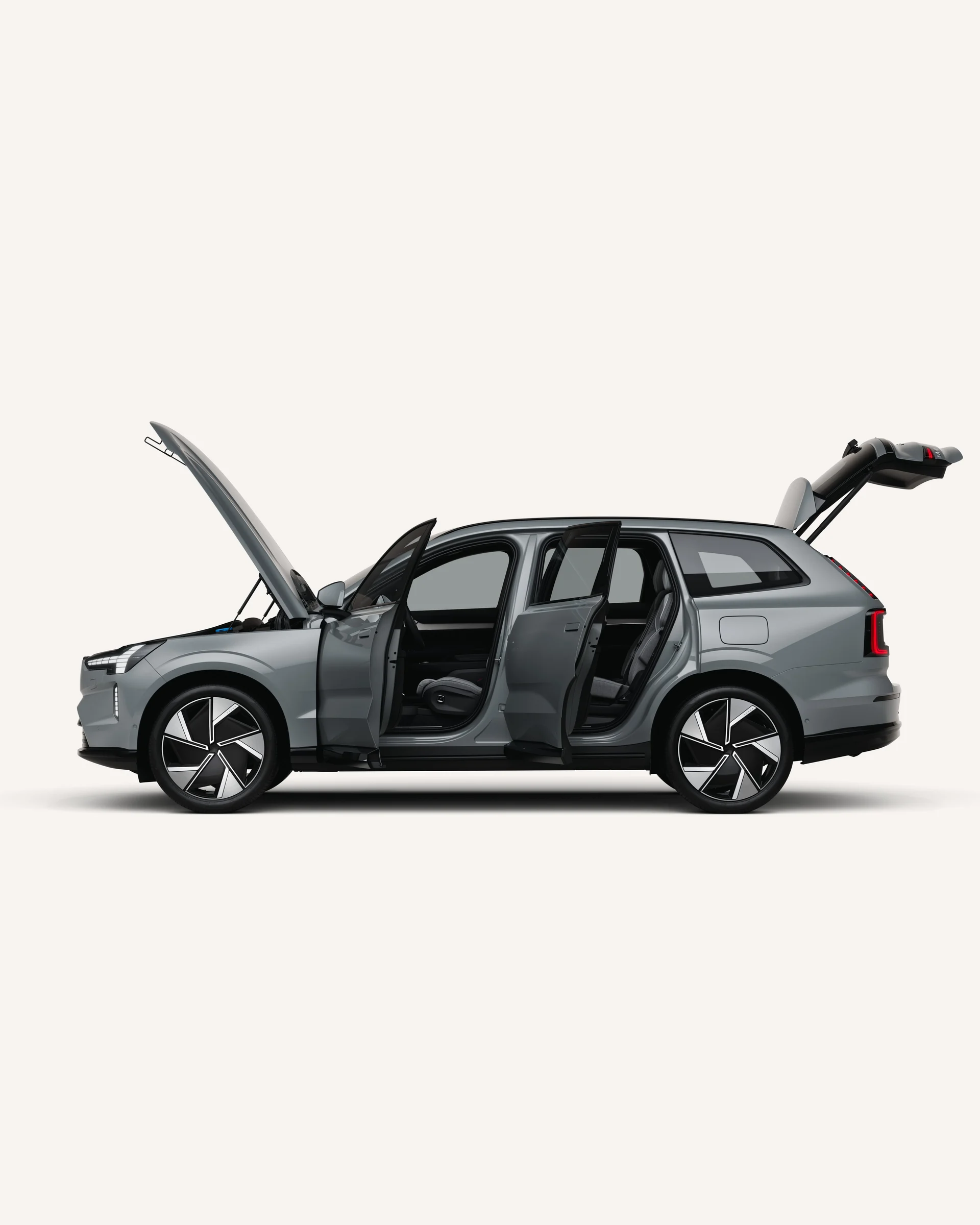 Вид сбоку на Volvo EX90 с открытым капотом, дверями и багажником в белой студии.