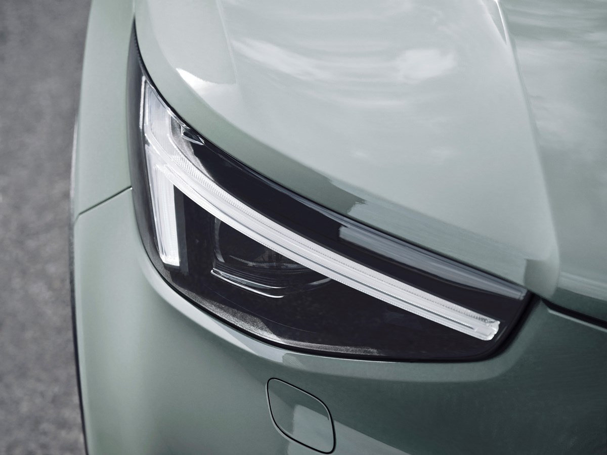 Volvo Cars делает зарядку и оплату проще, чем когда-либо, для водителей чисто электрических автомобилей Volvo