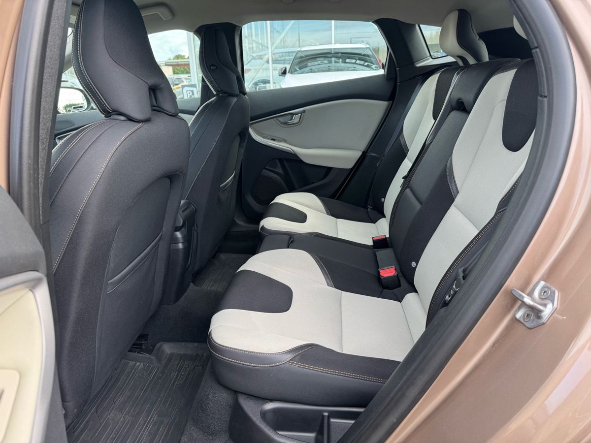 Volvo V40 Cross Country, фото 11