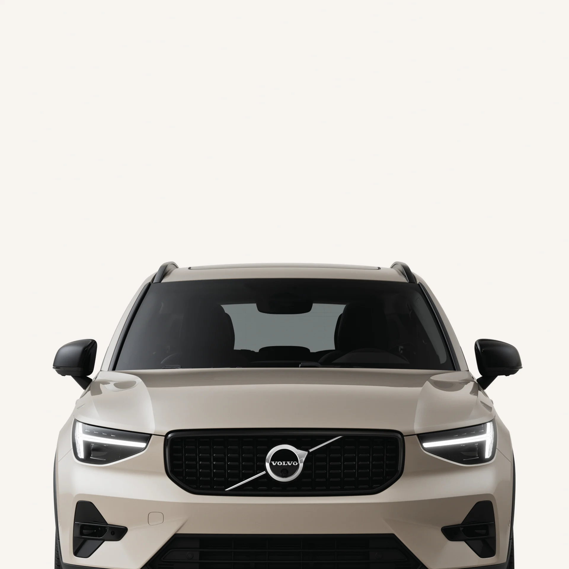 Вид спереди на элегантную переднюю часть Volvo XC40 в белой студии. 