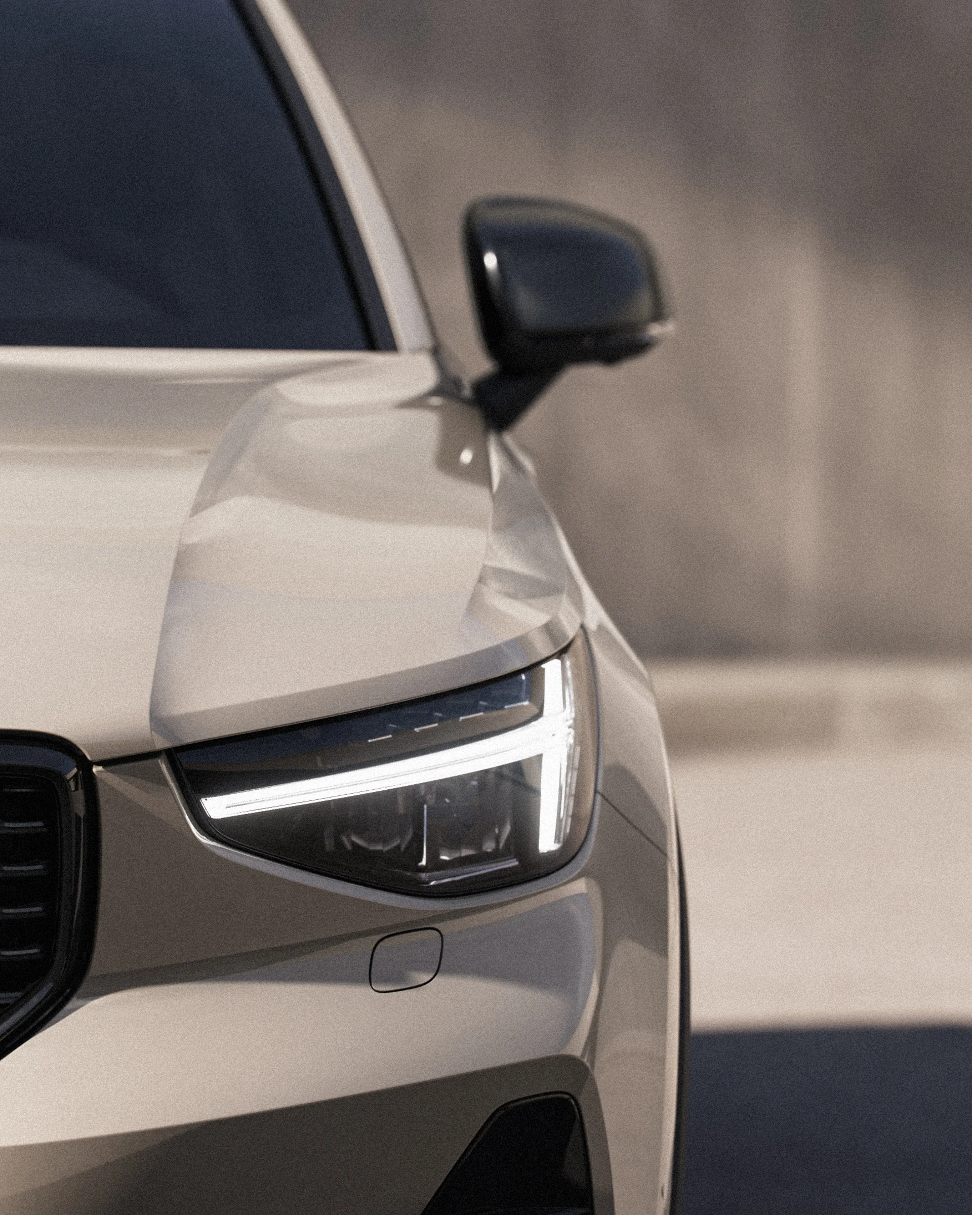 Крупный план мягкого гибридного внедорожника Volvo XC40 со светодиодными фарами.