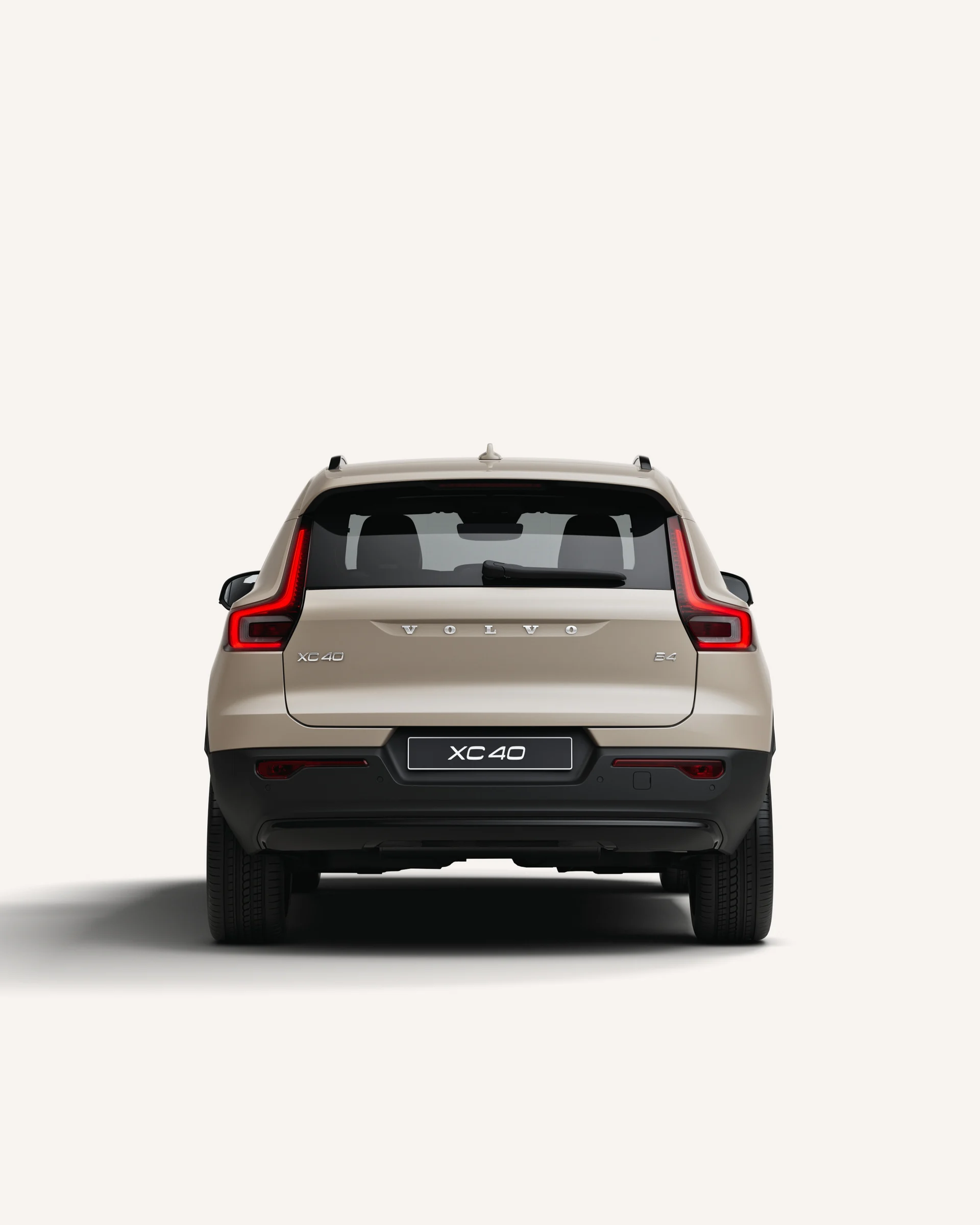 Вид сзади на мягкий гибридный внедорожник Volvo XC40 в белой студии. 