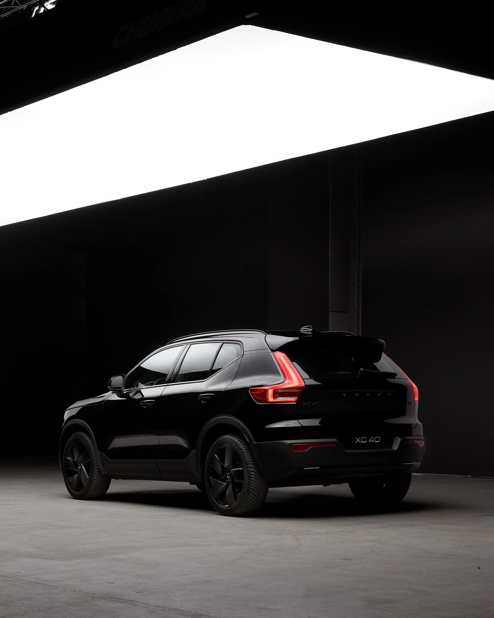 Вид сзади на мягкий гибрид XC40 Чёрная серия.