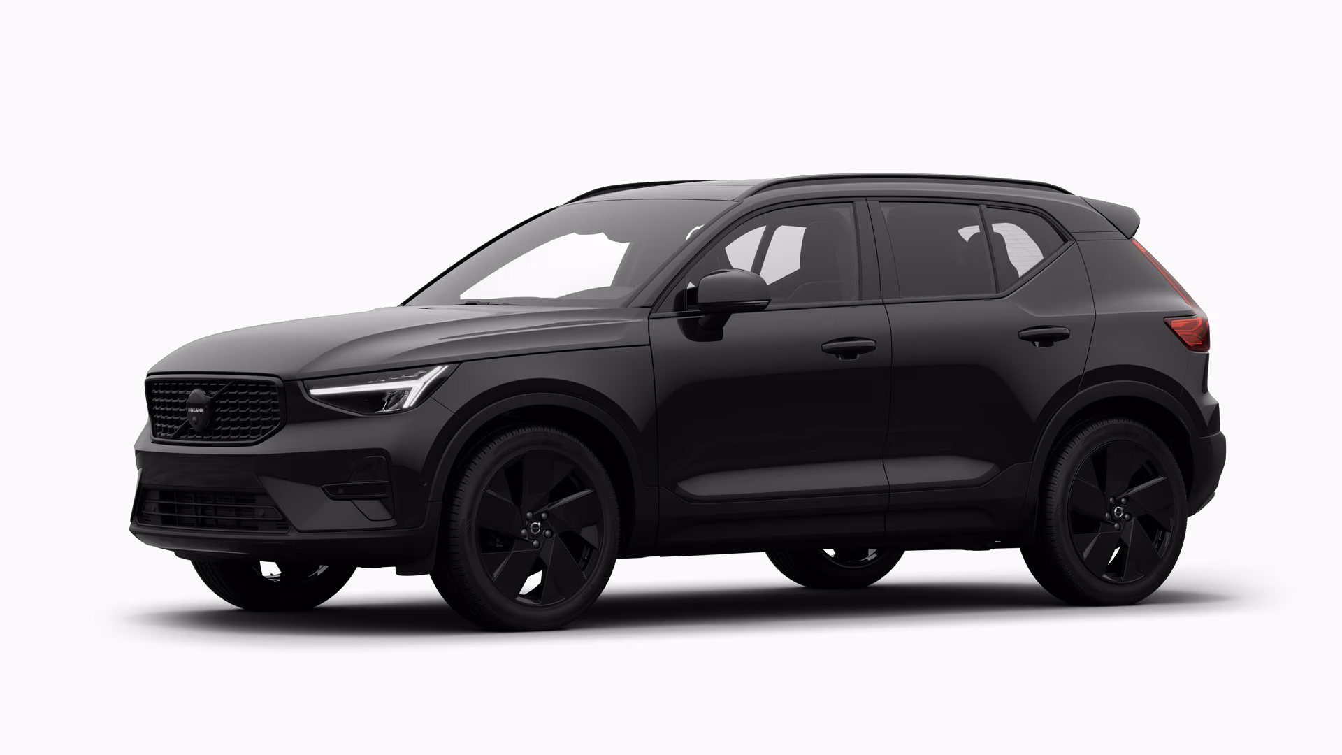 Экстерьер автомобиля Volvo в три четверти, однотонный студийный фон.