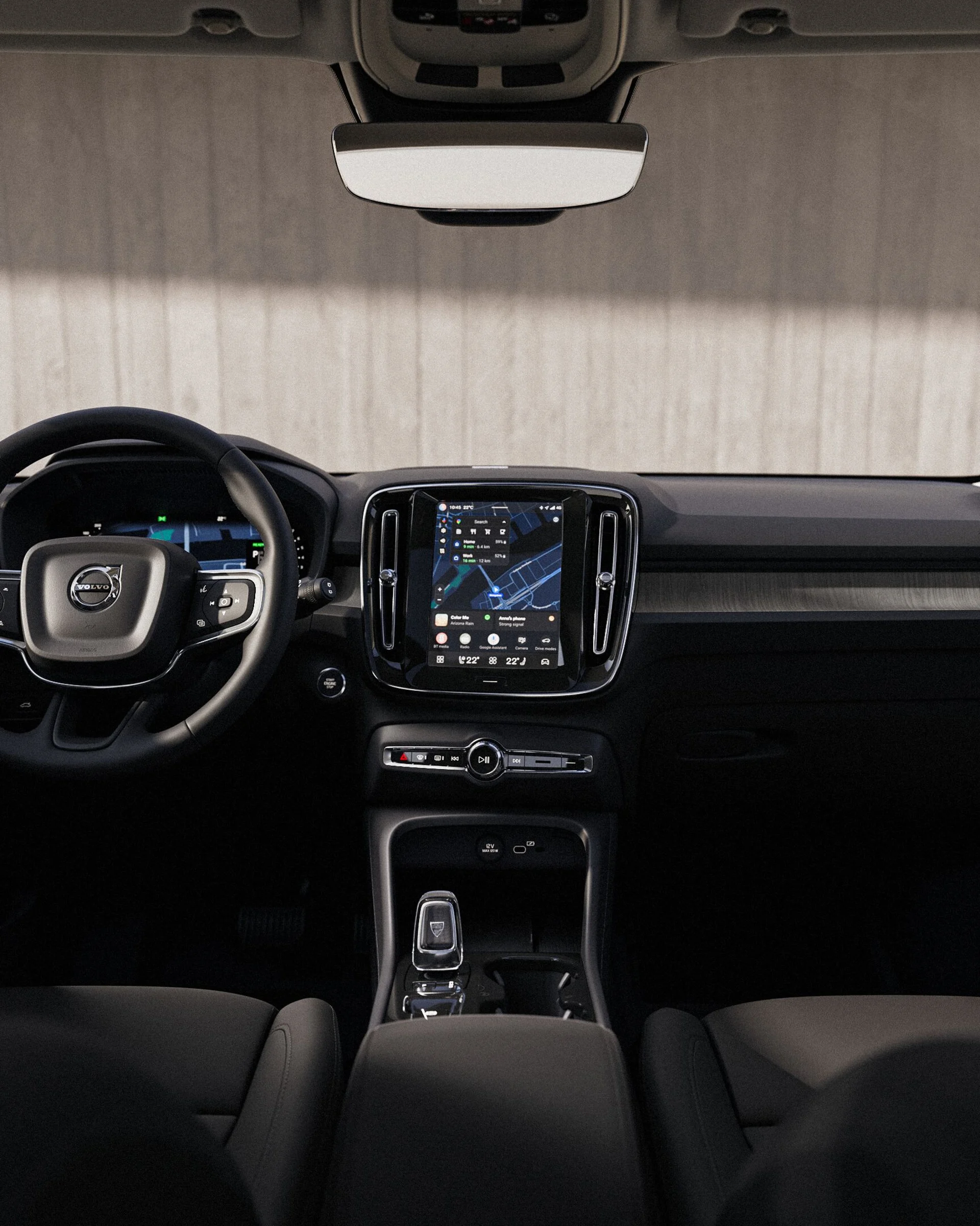 Центральный сенсорный экран Volvo XC40 с элементами управления навигацией и мультимедиа.