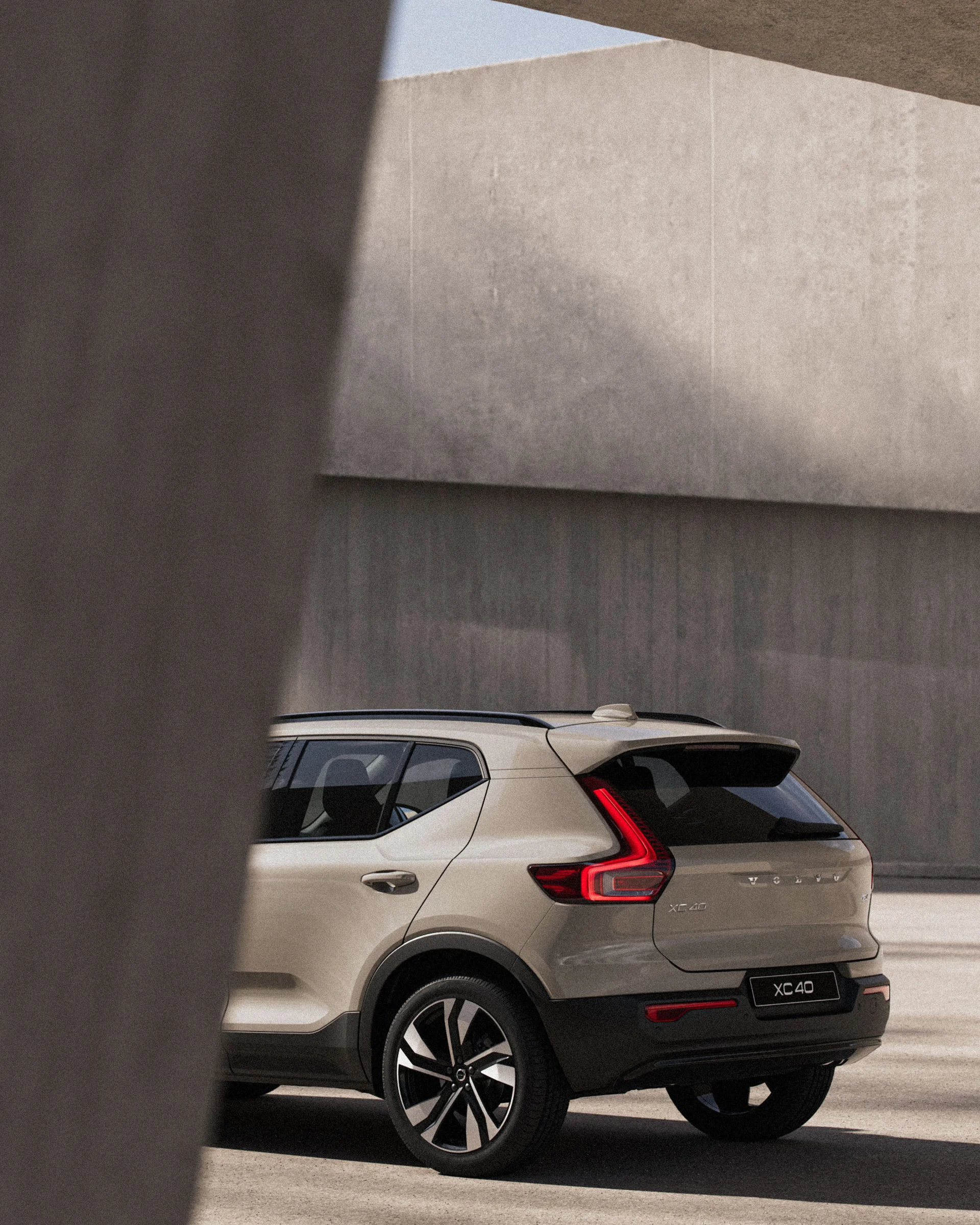 Вид сзади на мягкий гибридный внедорожник Volvo XC40 с обтекаемым дизайном хвоста.