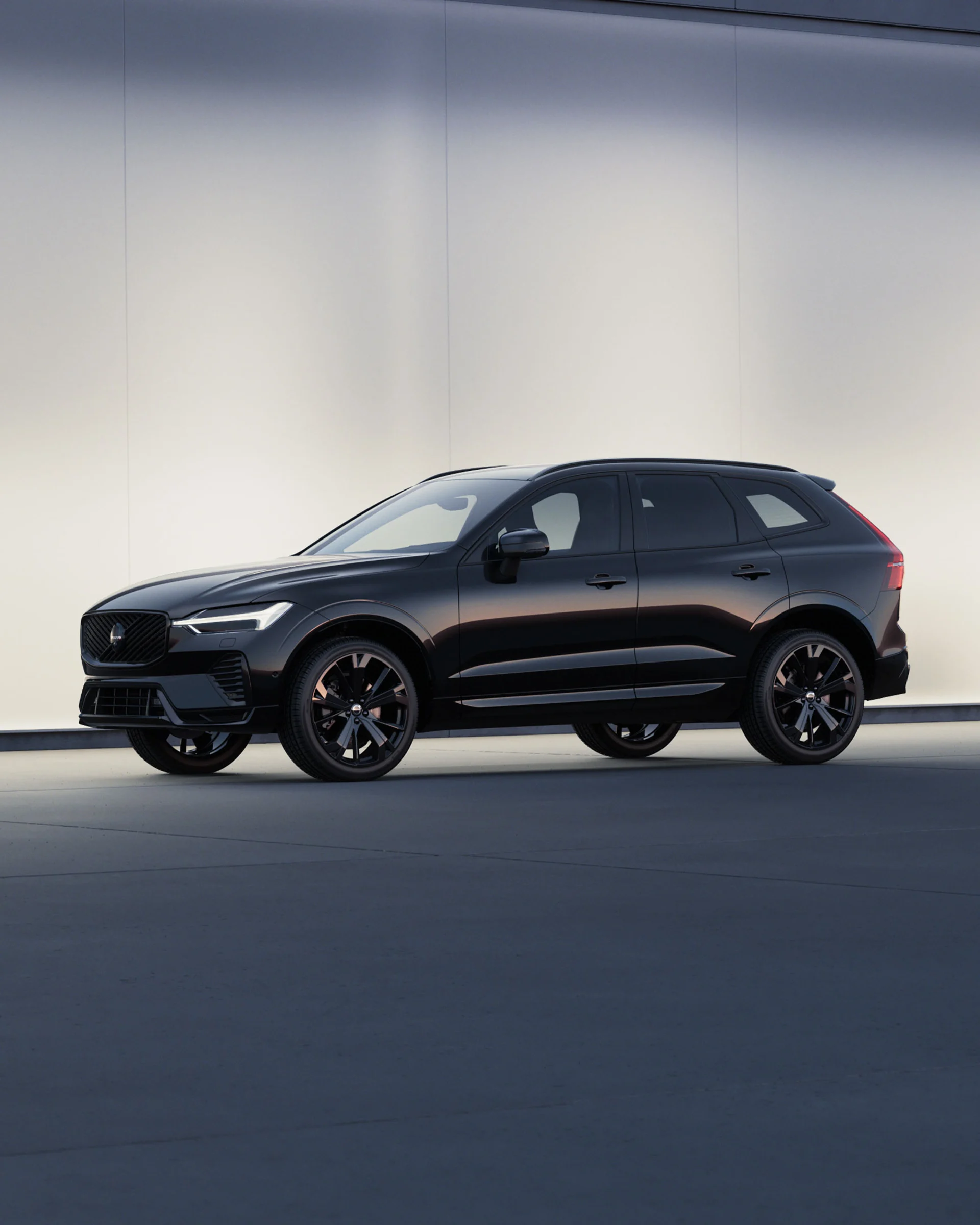 Вид спереди на мягкий гибрид XC60 Чёрная серия