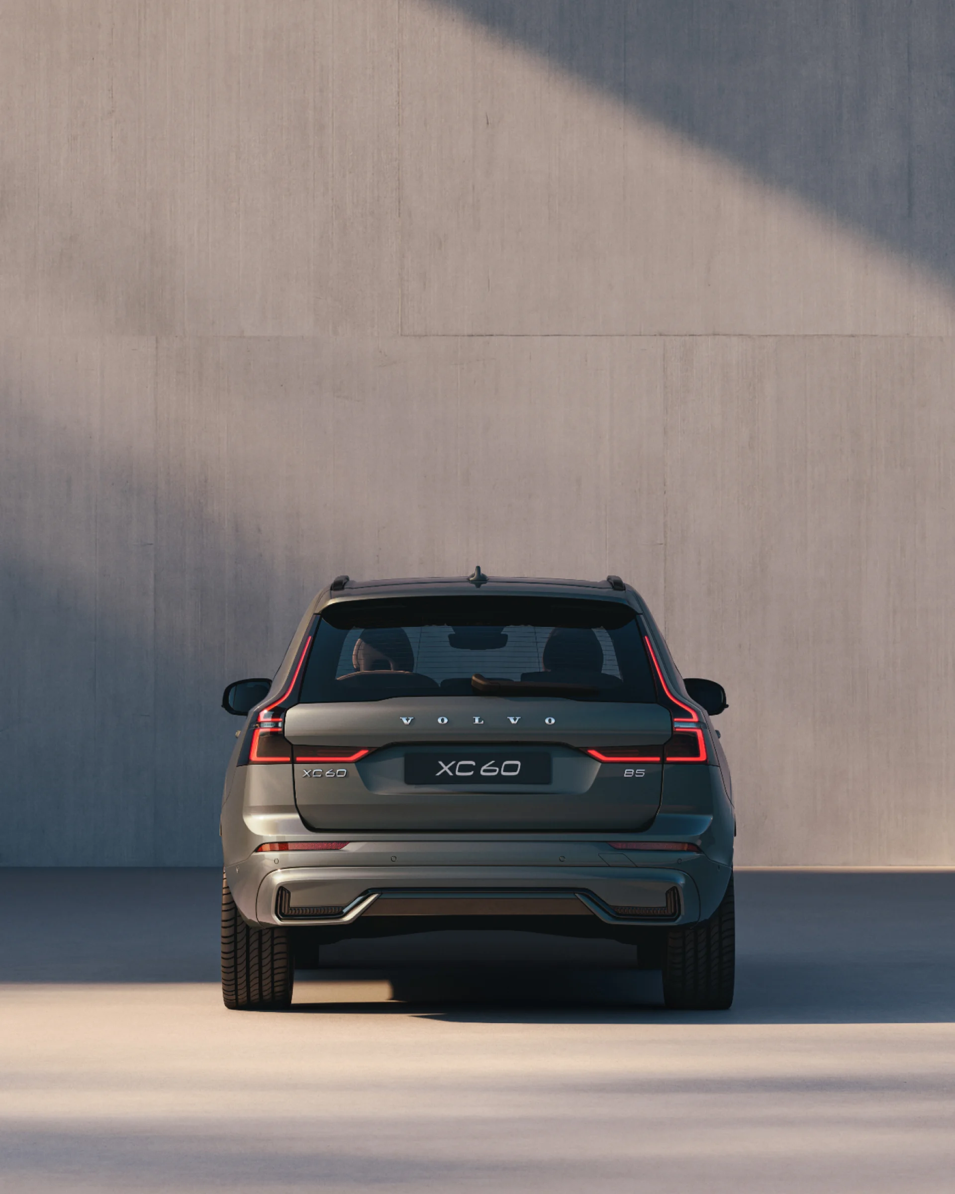 Вид сзади на среднеразмерный мягкий гибридный внедорожник Volvo XC60.