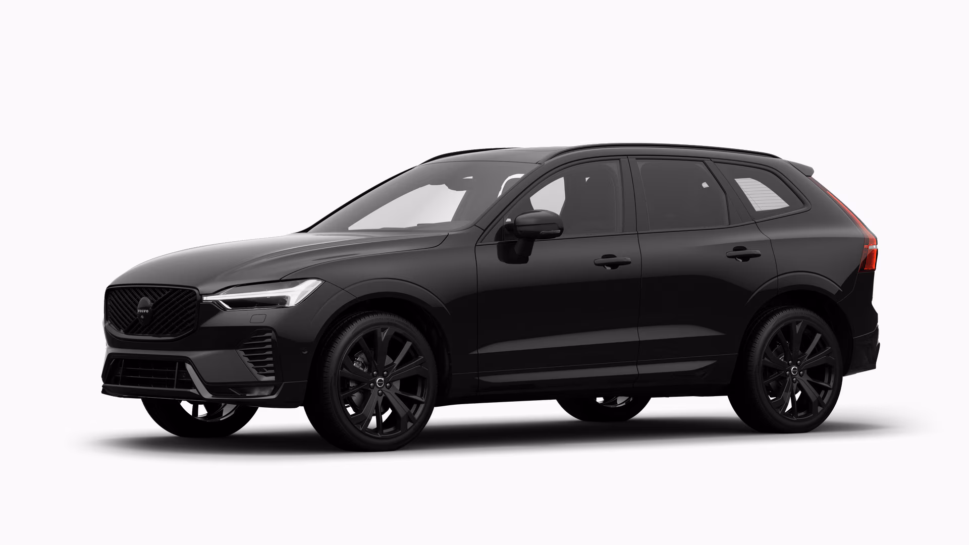 Экстерьер автомобиля Volvo в три четверти, однотонный студийный фон.