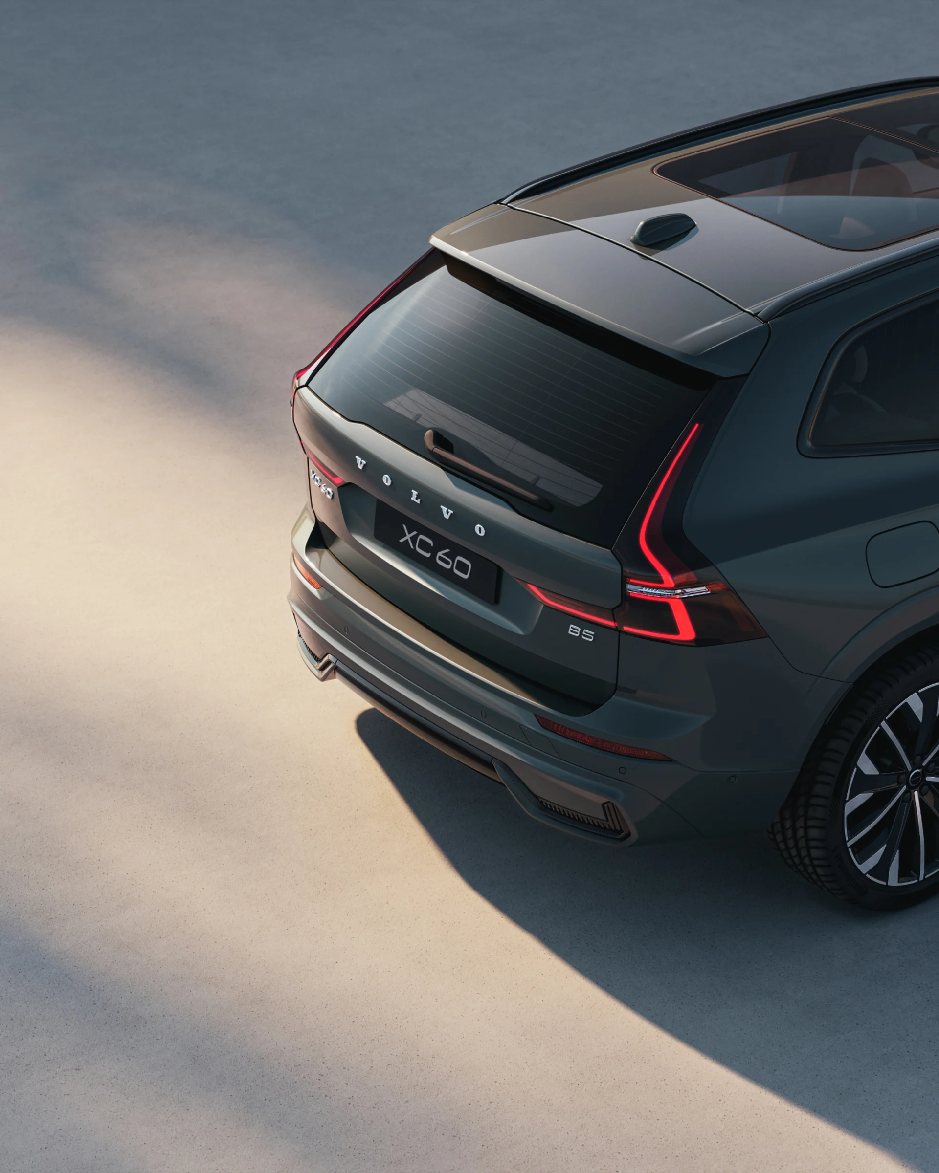 Вид сзади на мягкий гибридный внедорожник Volvo XC60 со светодиодными задними фонарями.