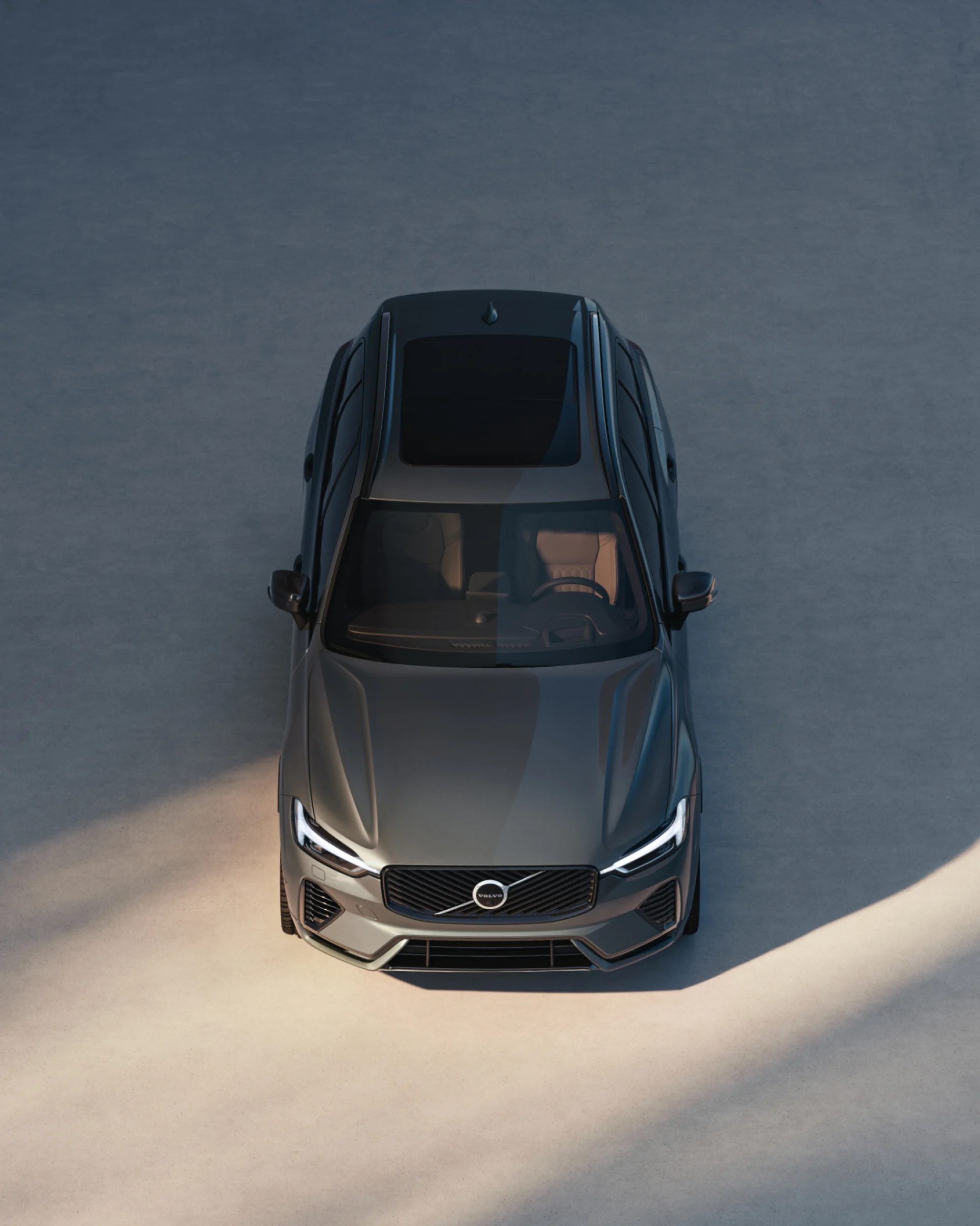 Вид сверху на среднеразмерный мягкий гибридный внедорожник Volvo XC60.
