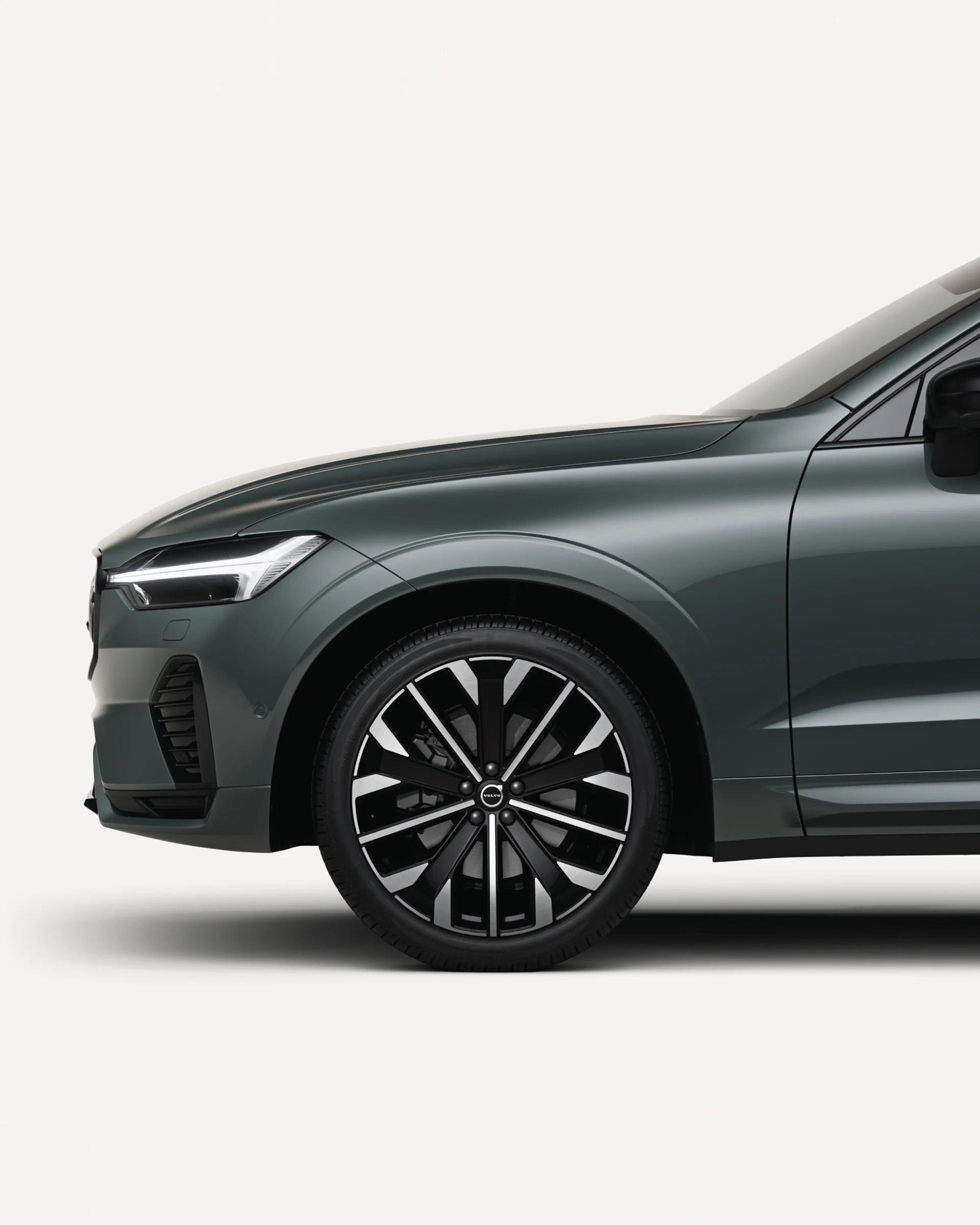 Передняя половина среднеразмерного мягкого гибридного внедорожника Volvo XC60 в белой студии. 