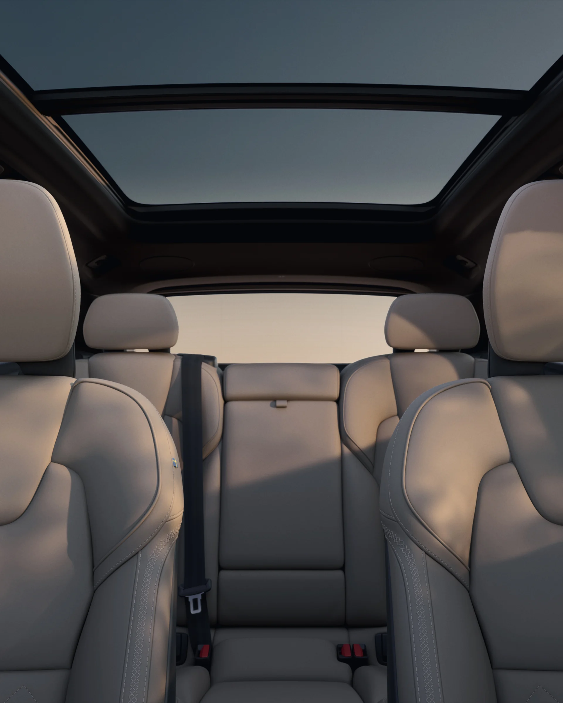Салон Volvo XC60, просторный салон с панорамной крышей и большим количеством передних и задних сидений.