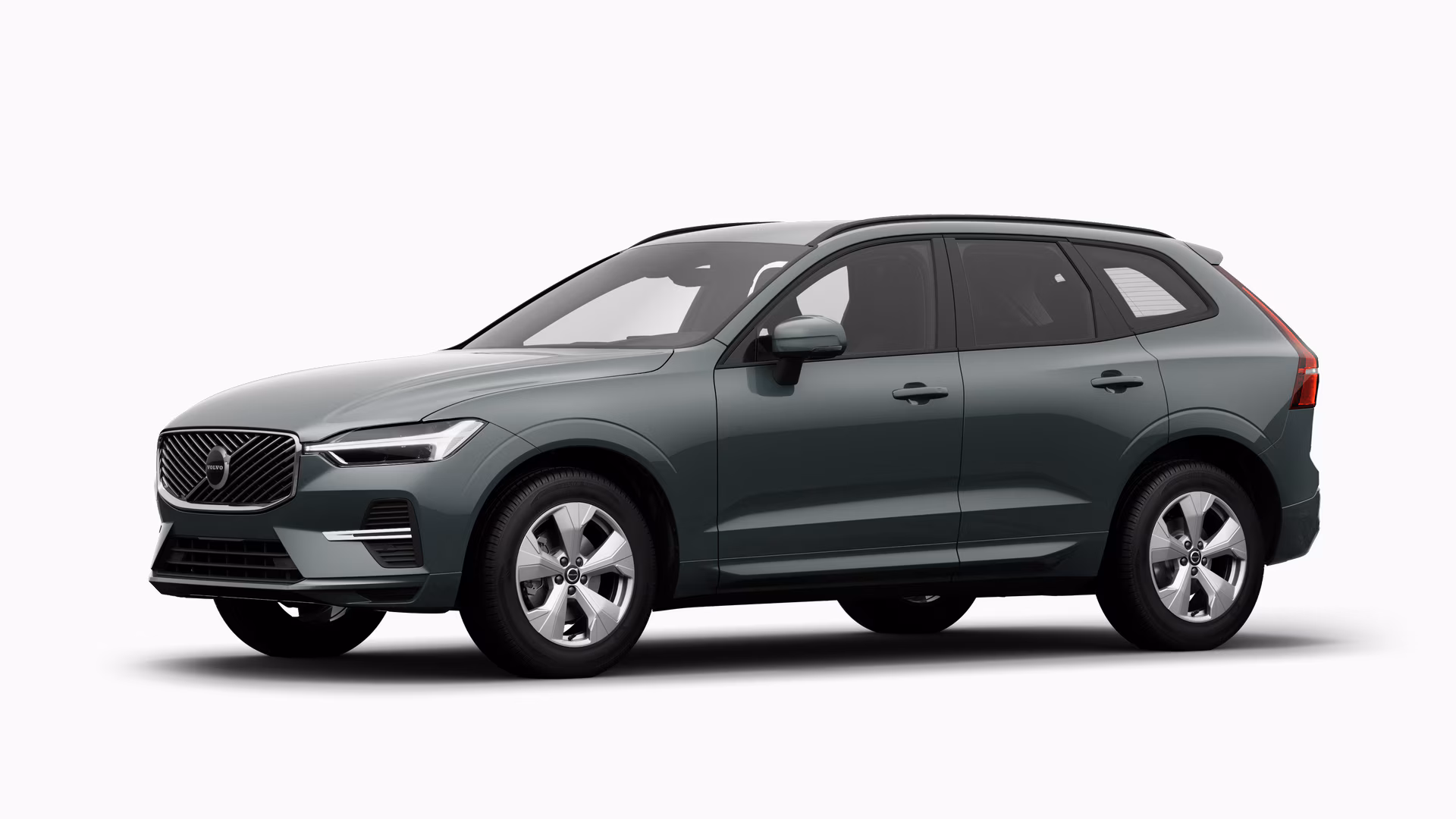 Экстерьер автомобиля Volvo в три четверти, однотонный студийный фон.