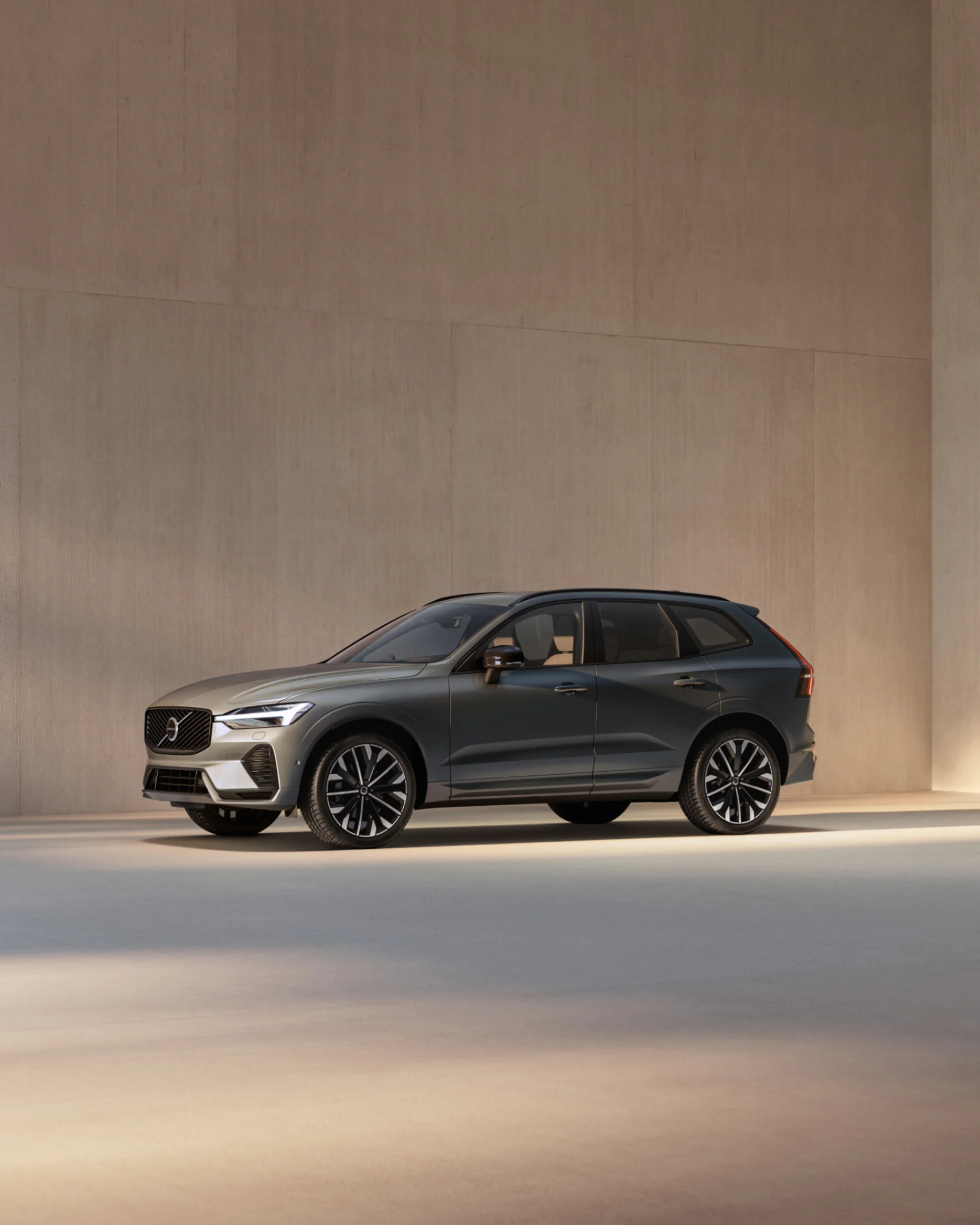 Вид спереди на среднеразмерный мягкий гибридный внедорожник Volvo XC60.