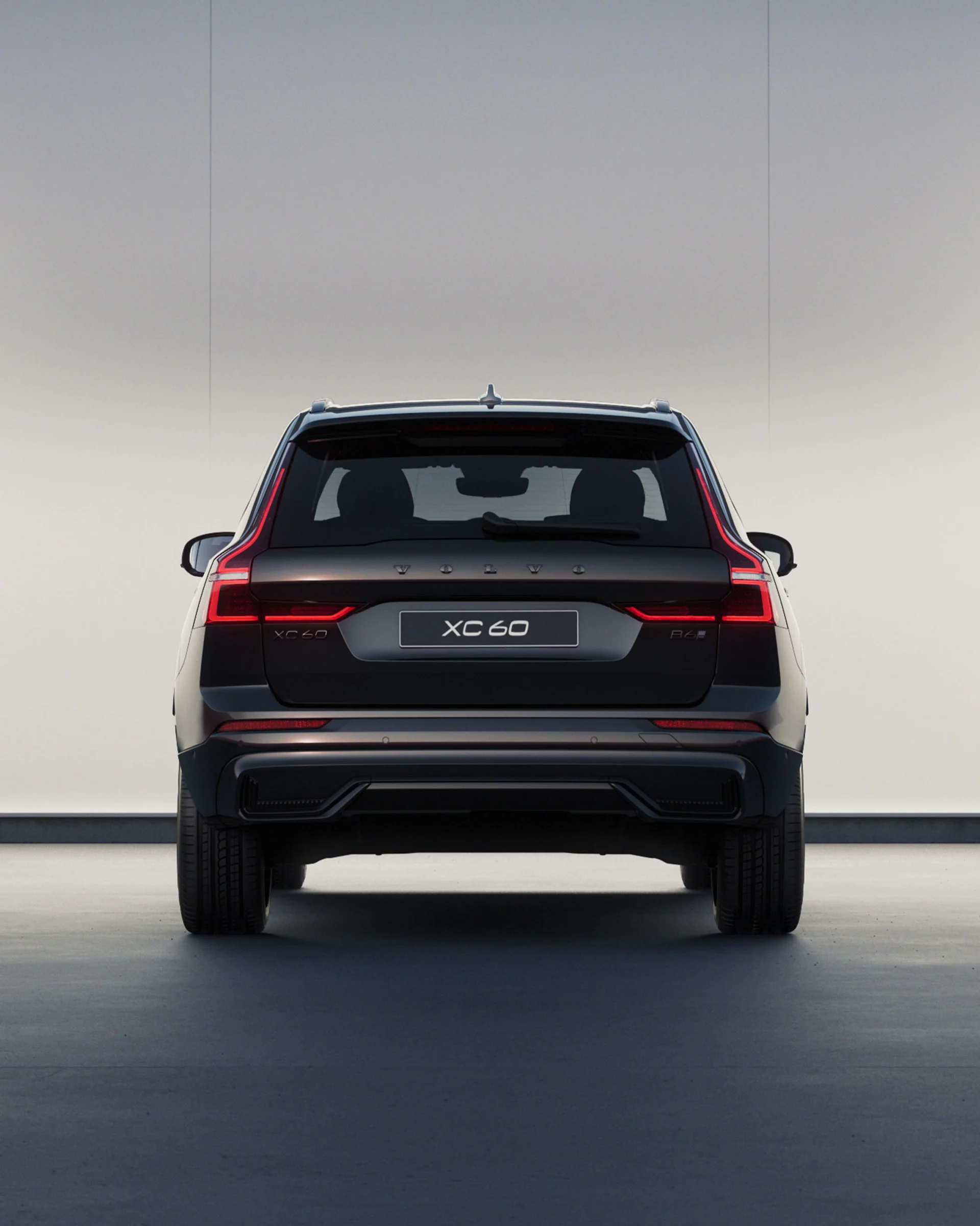 Вид сзади на мягкий гибрид XC60 Чёрная серия