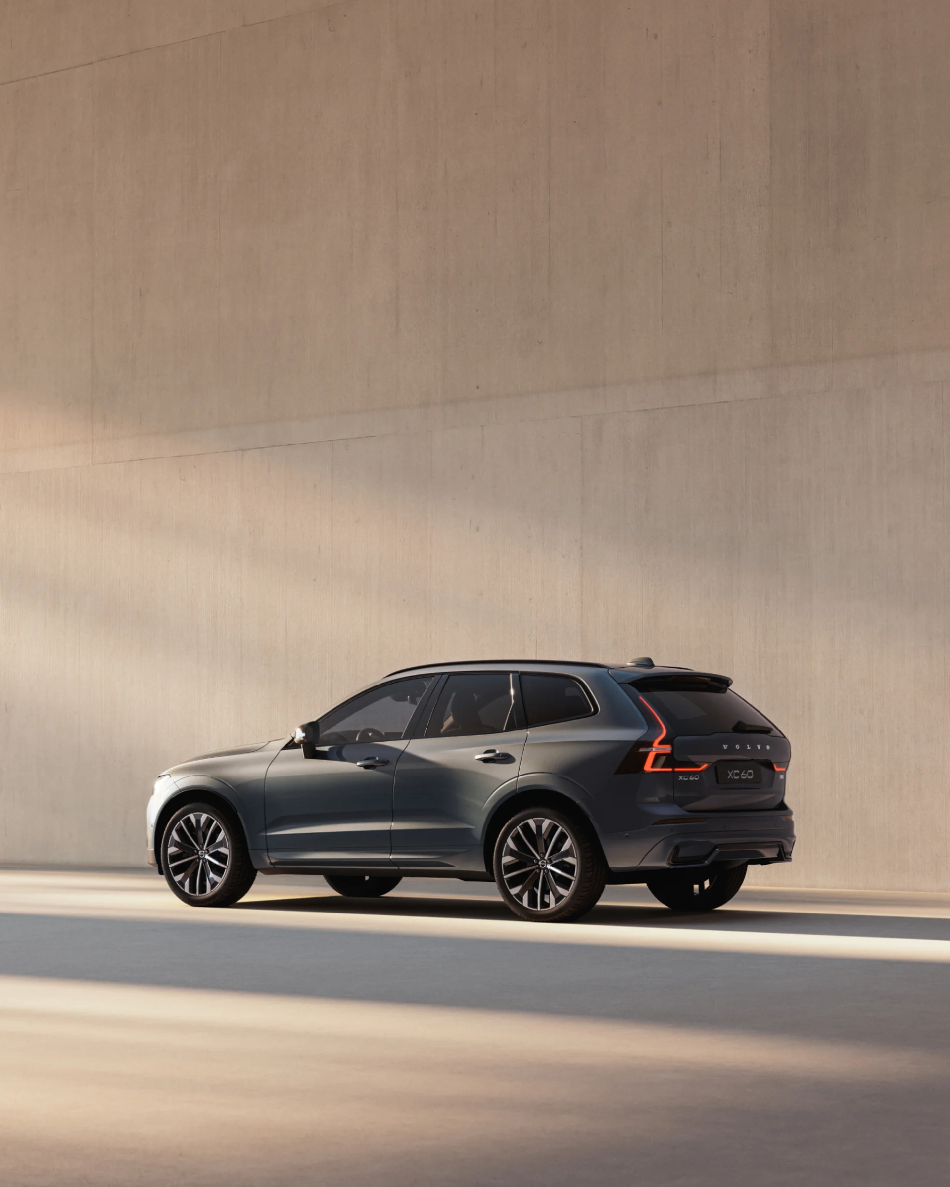 Вид сзади на среднеразмерный мягкий гибридный внедорожник Volvo XC60.