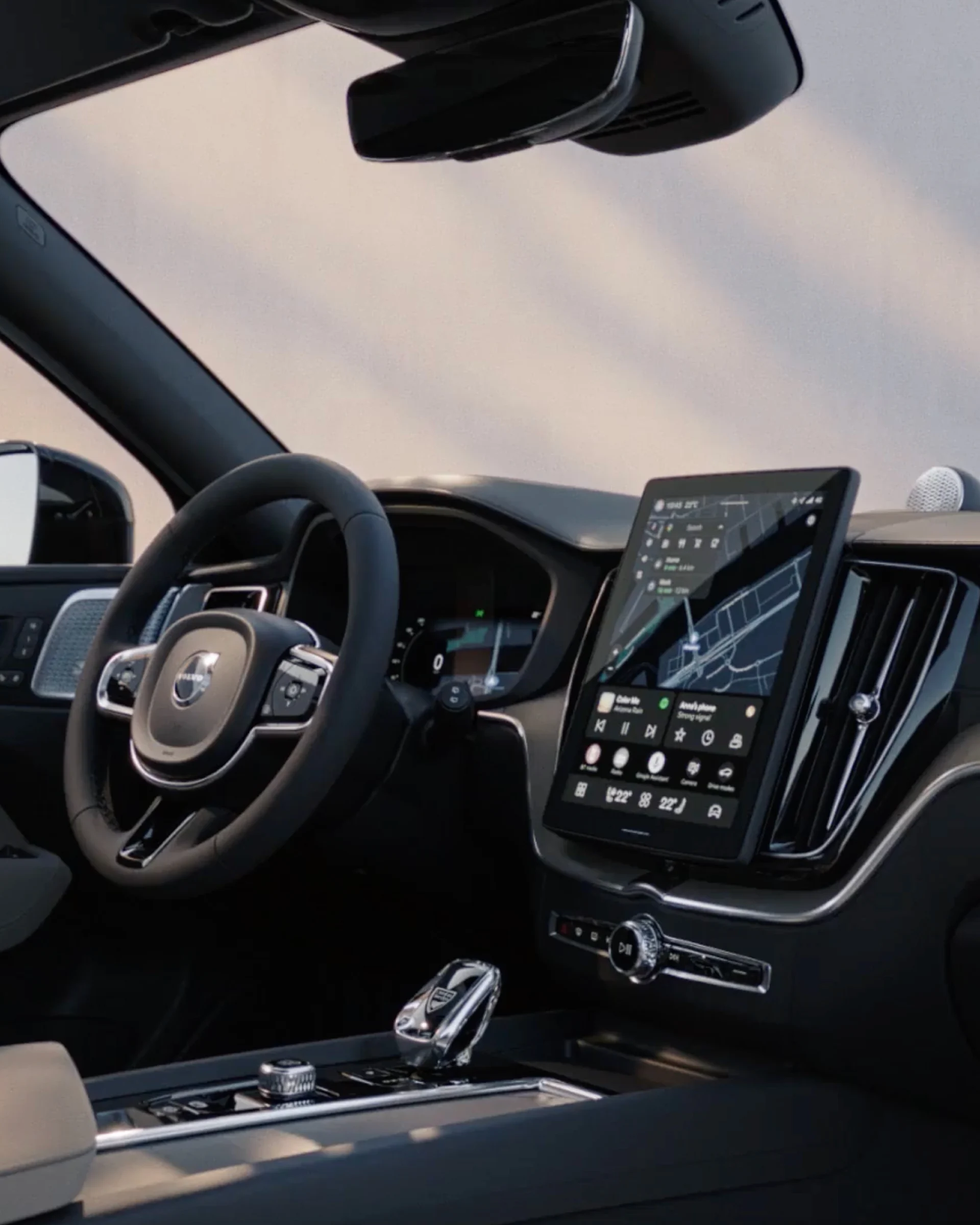Кабина среднеразмерного мягкого гибридного внедорожника Volvo XC60.