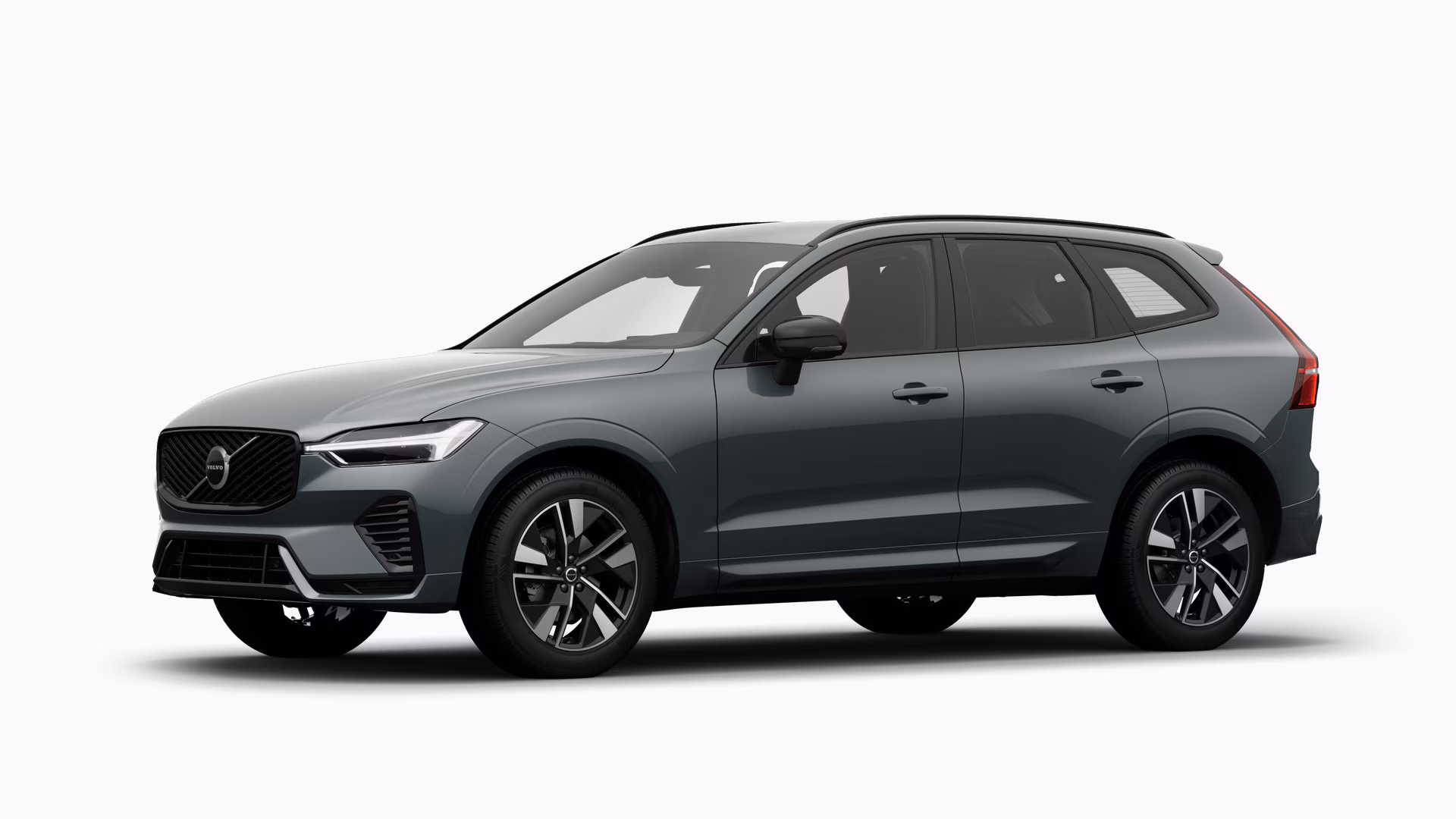 Экстерьер автомобиля Volvo в три четверти, однотонный студийный фон.