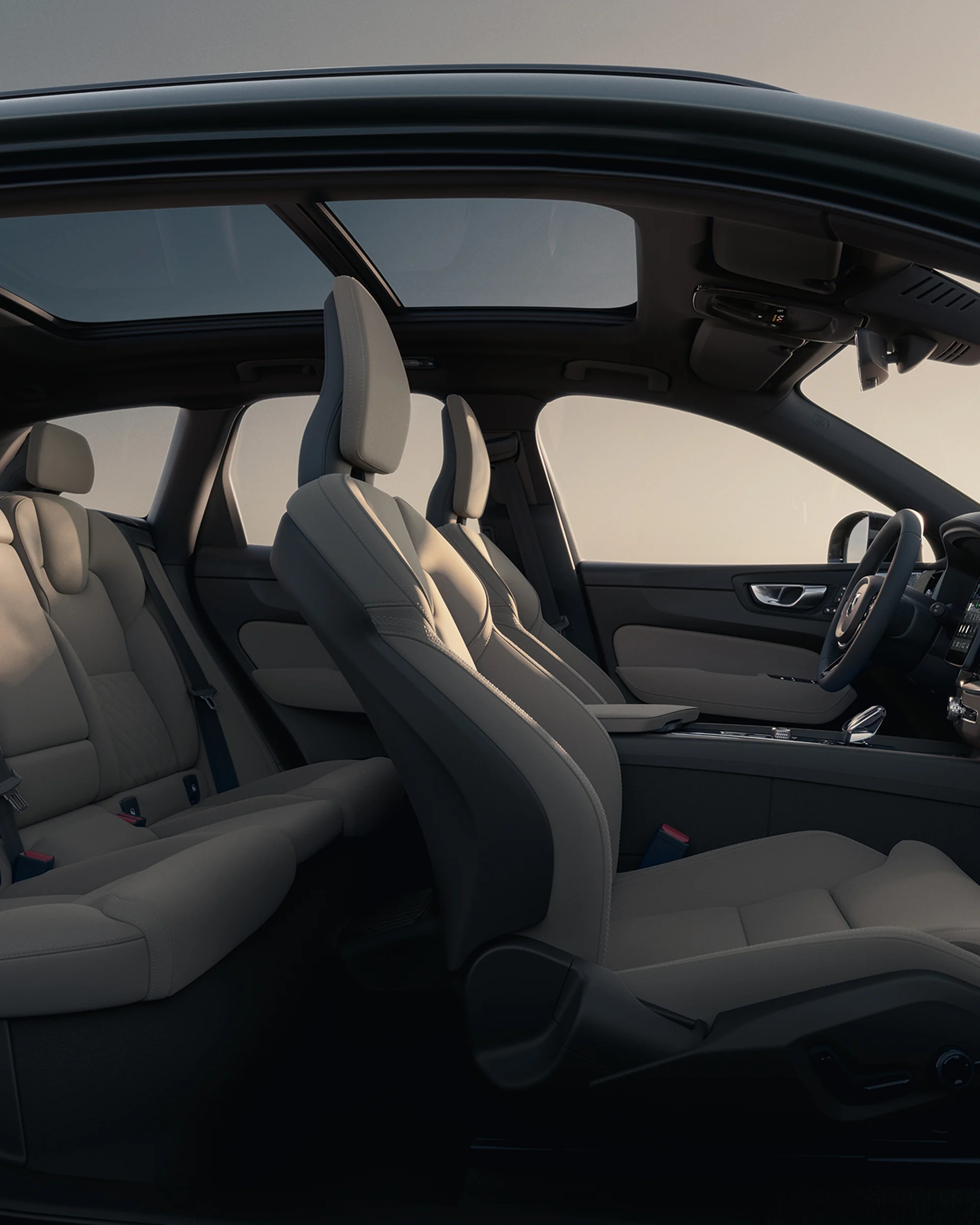 Салон среднеразмерного мягкого гибридного внедорожника Volvo XC60.
