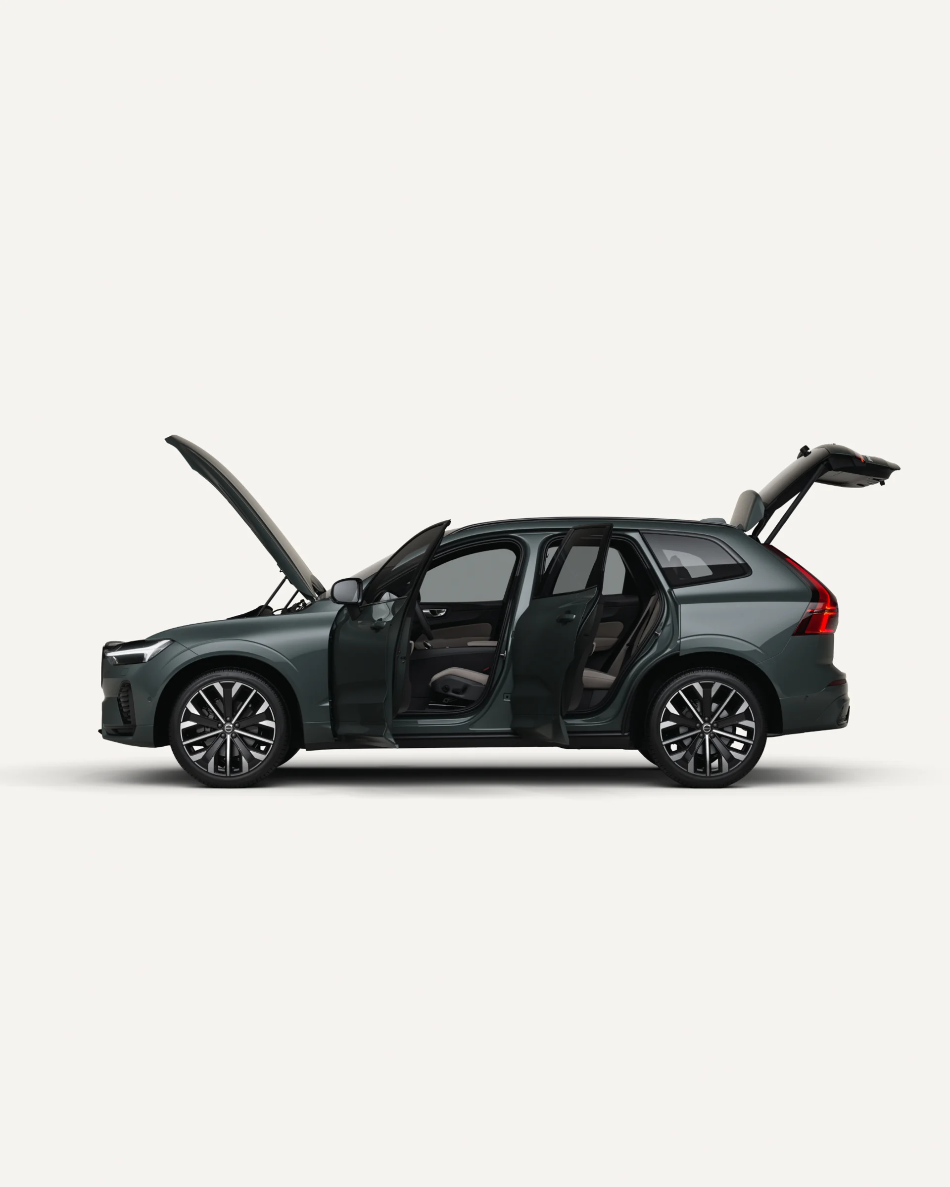 Среднеразмерный мягкий гибридный кроссовер Volvo XC60 в белой студии с открытыми дверями.