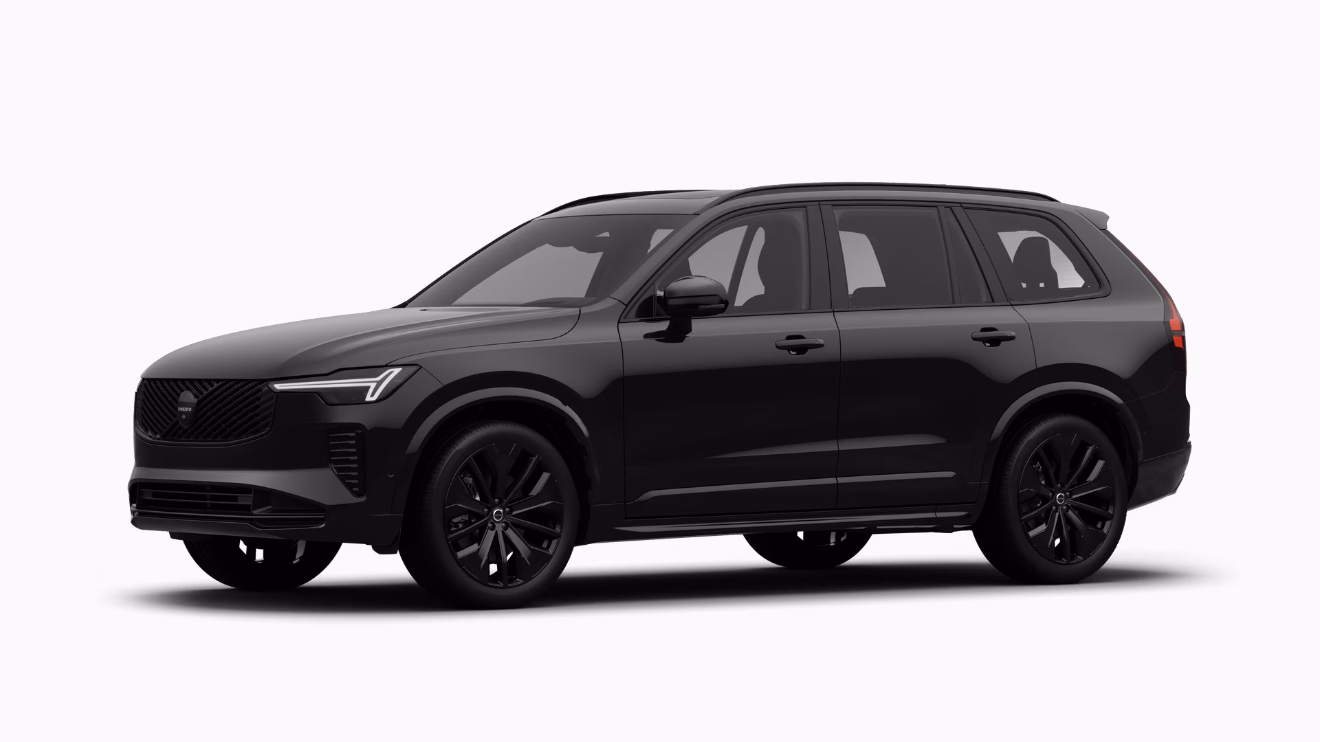 Экстерьер автомобиля Volvo в три четверти, однотонный студийный фон.